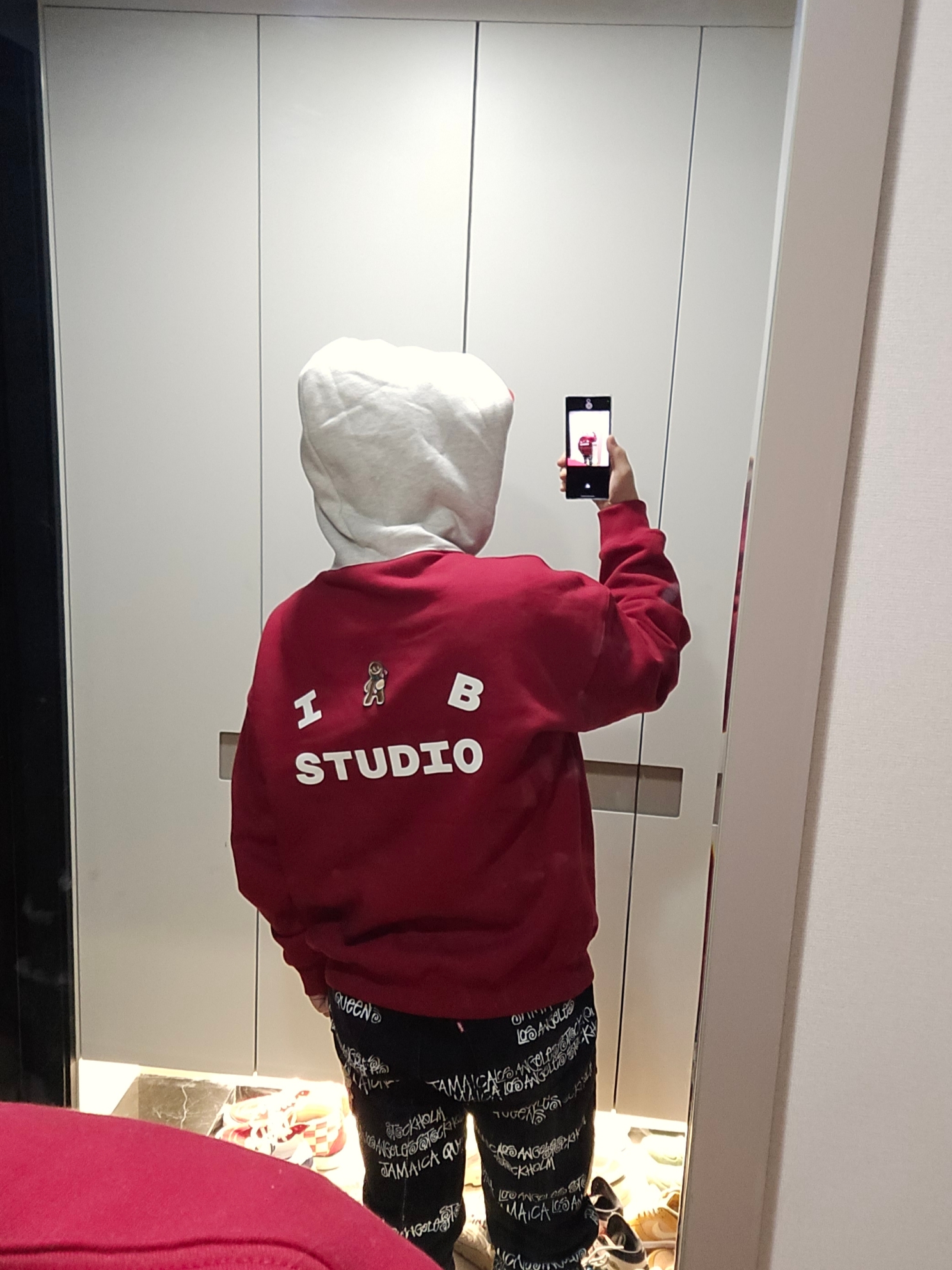 IAB Studio 24 Christmas Hoodie Burgundy Oatmeal, Stussy x Our Legacy x Denim Tears TTL 501 Jean Black 착용 스타일 - 3