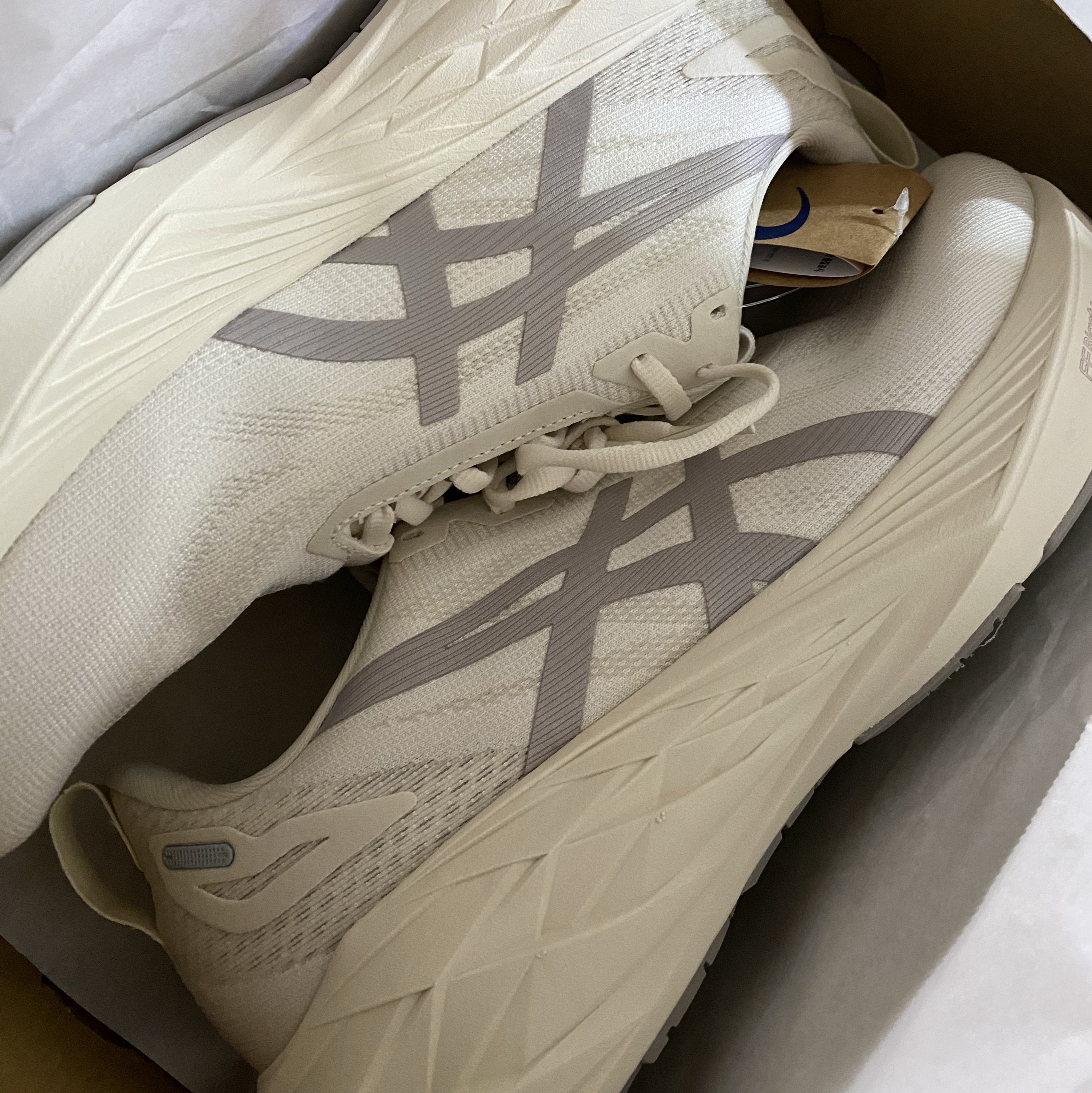Asics Novablast 4 LE Birch Moonrock 착용 스타일