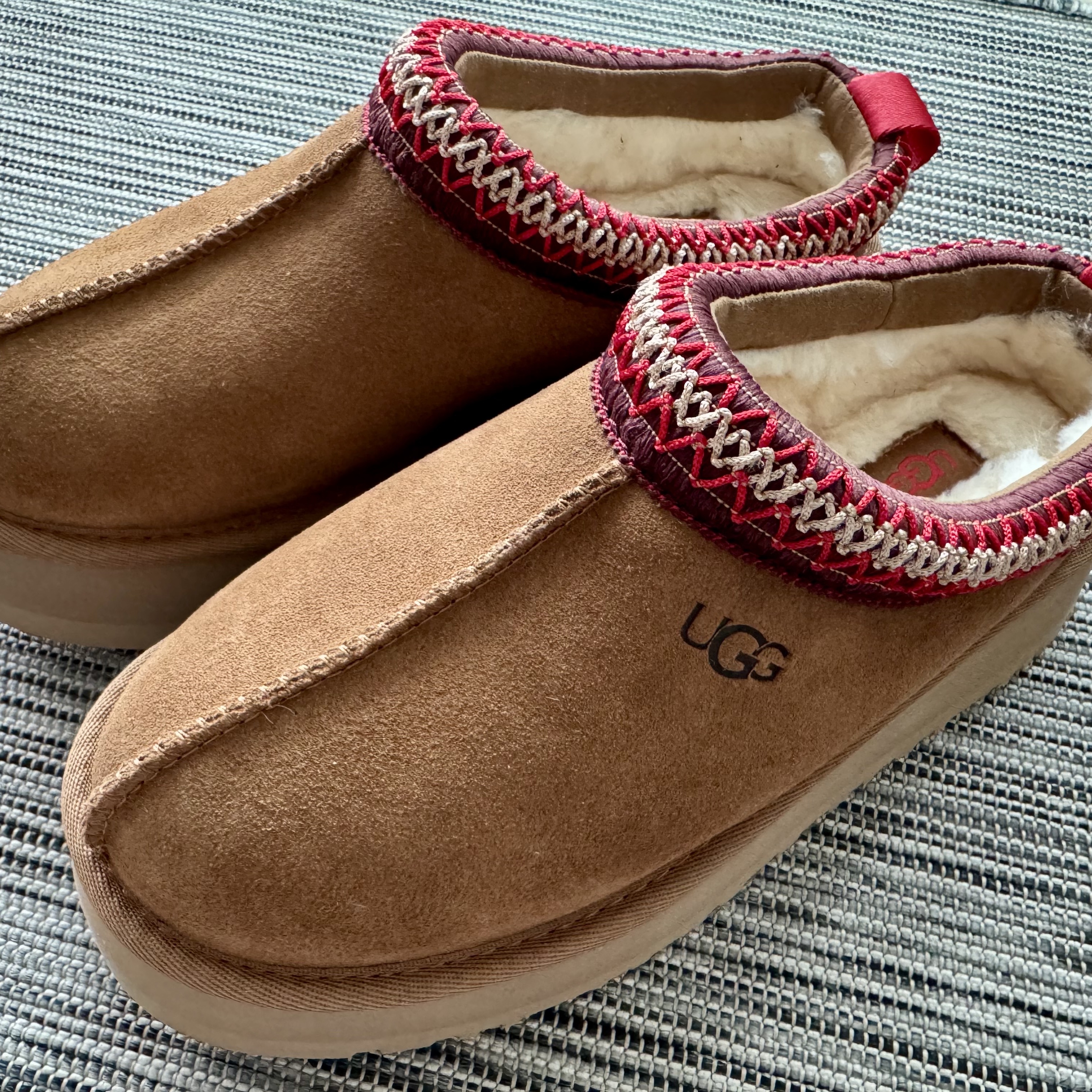 (W) UGG Tazz Slipper Chestnut 착용 스타일 - 3