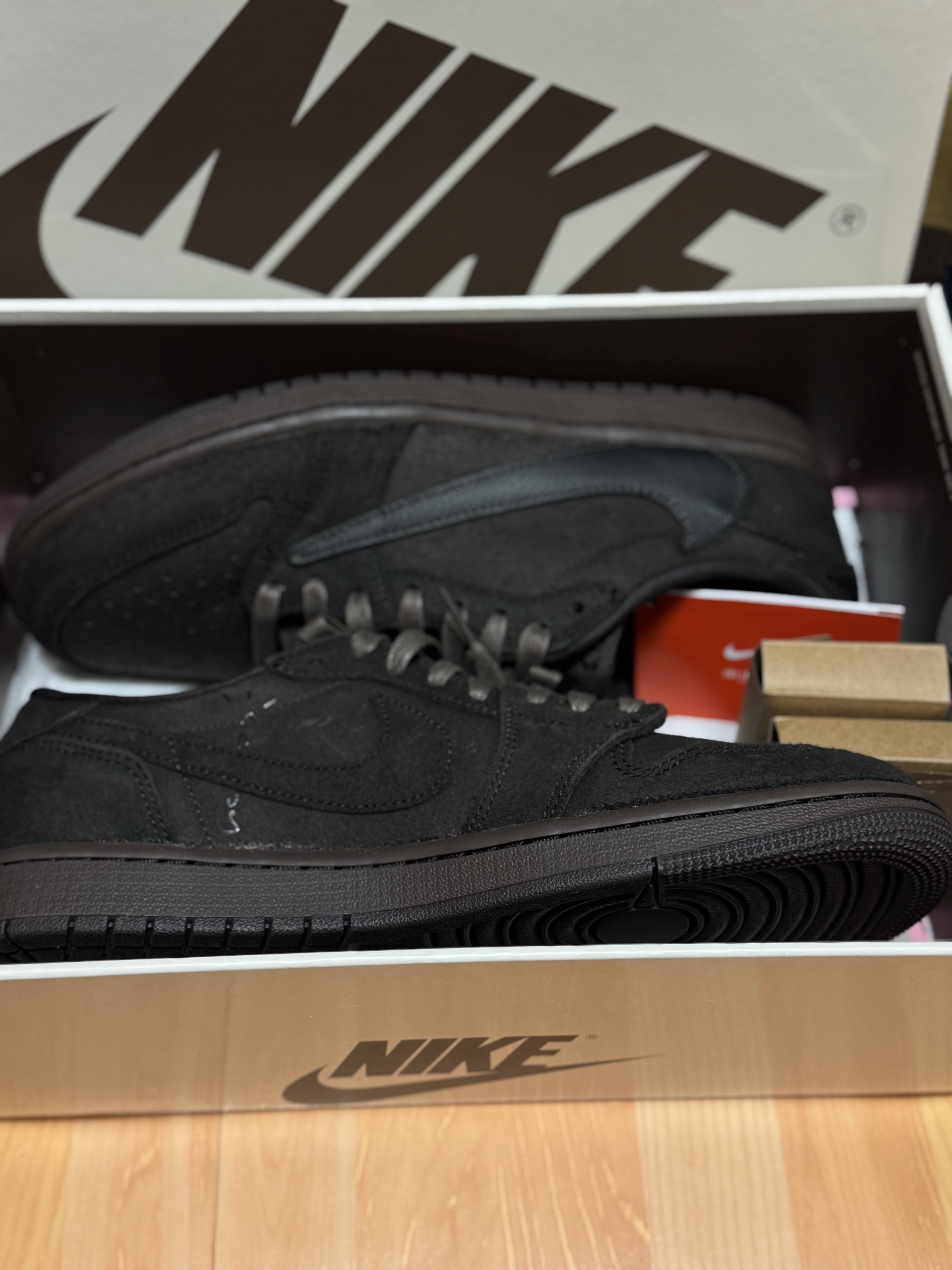 Jordan 1 x Travis Scott Retro Low OG SP Velvet Brown and Dark Mocha 착용 스타일 - 6