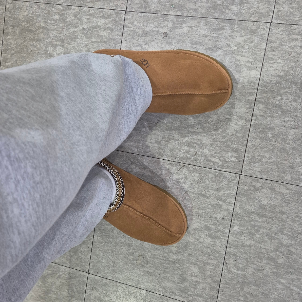 UGG Tasman Slipper Chestnut 착용 스타일