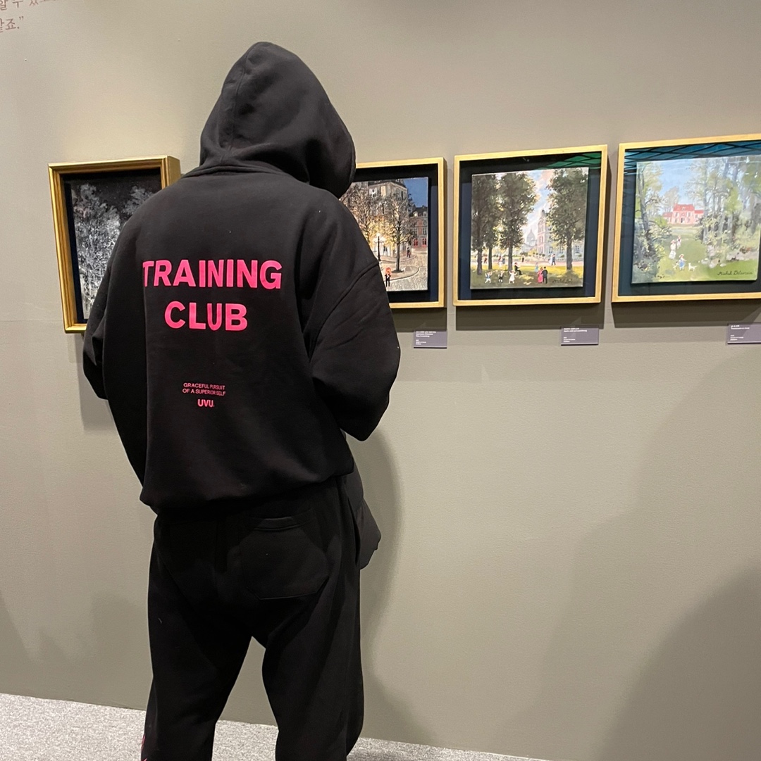 UVU Training Club Hoodie Black Pink 착용 스타일 - 1