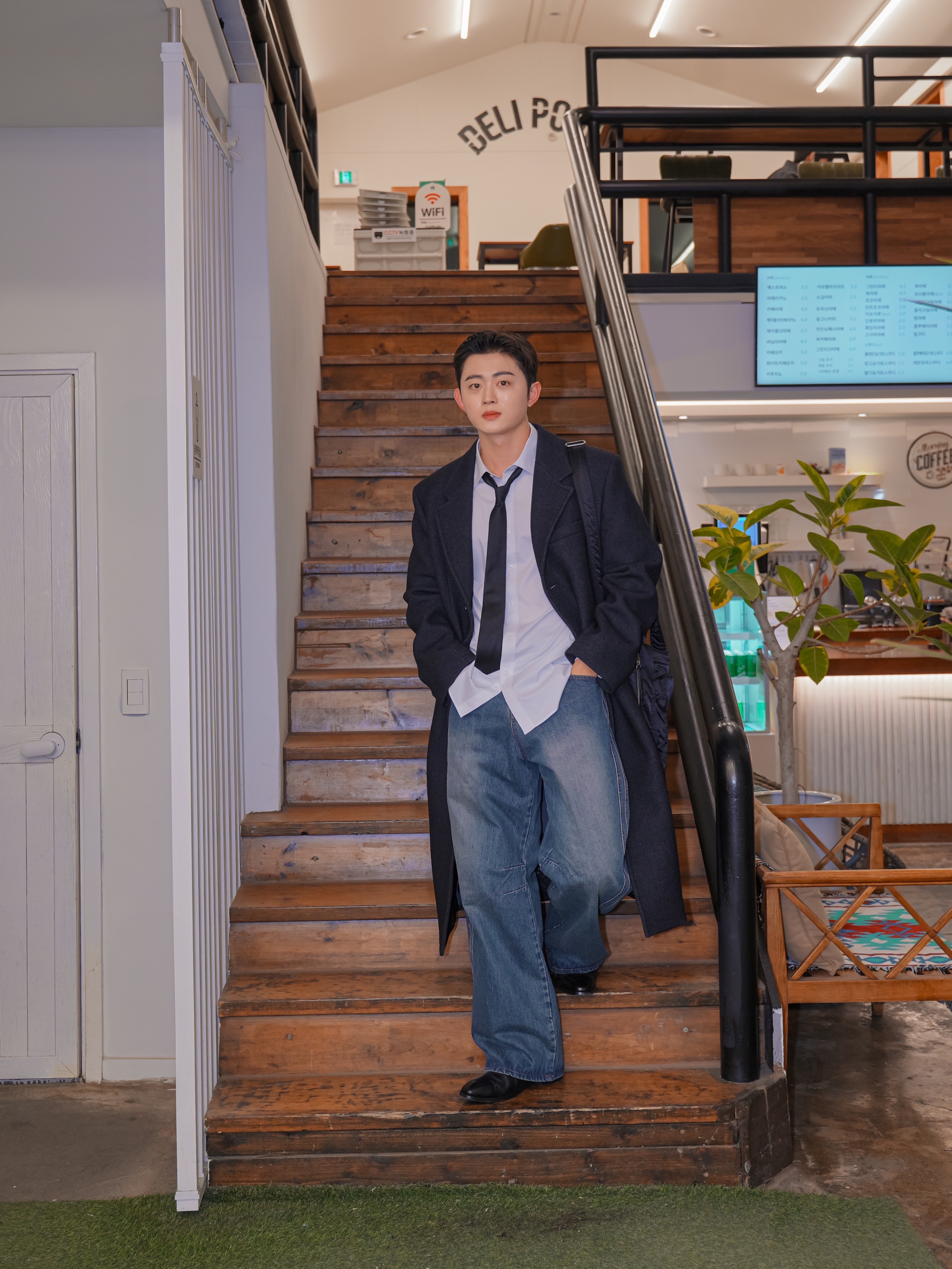DIVEIN Wide Curved Denim Pants Washed Blue 착용 스타일 - 1