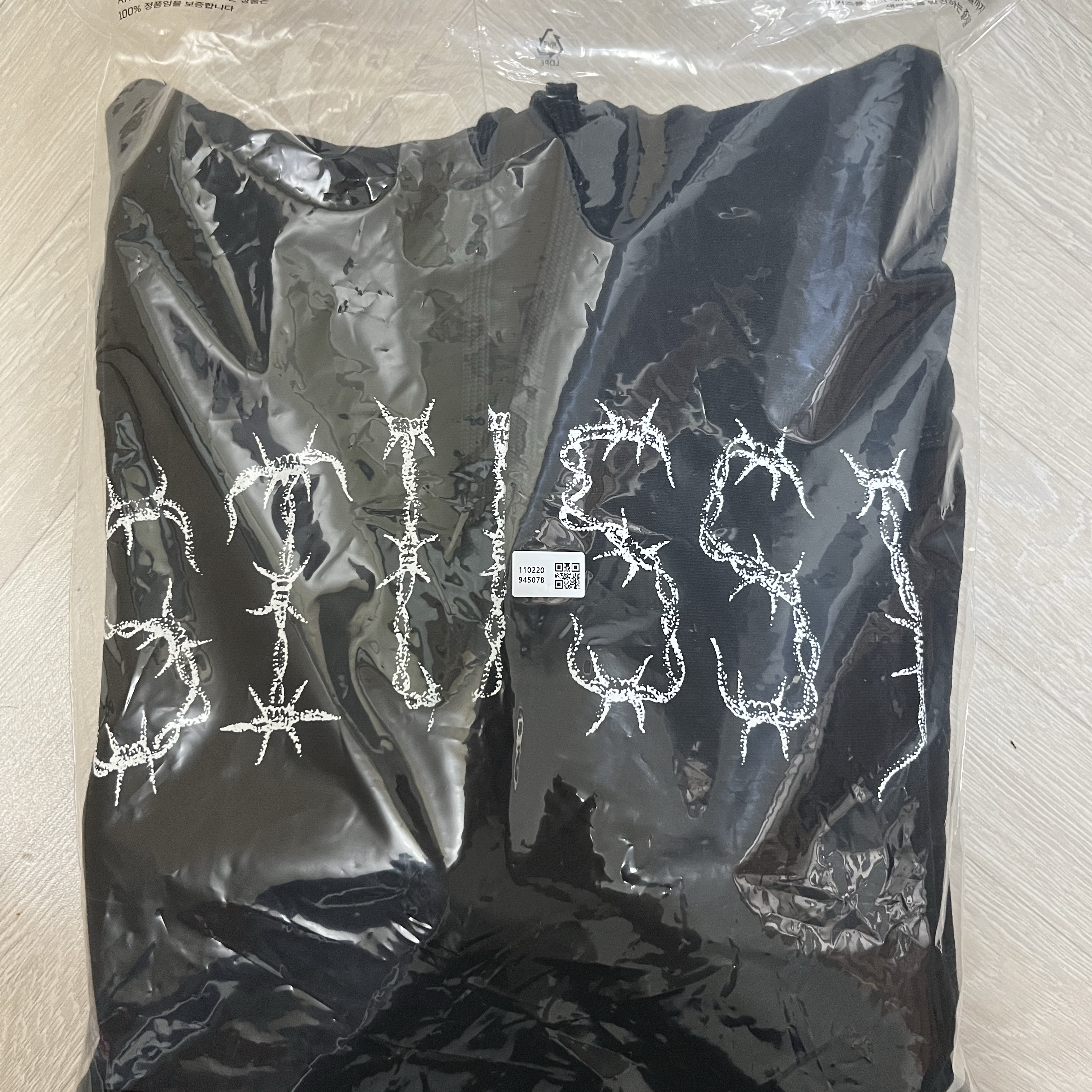 Stussy Barb Hoodie Black 착용 스타일