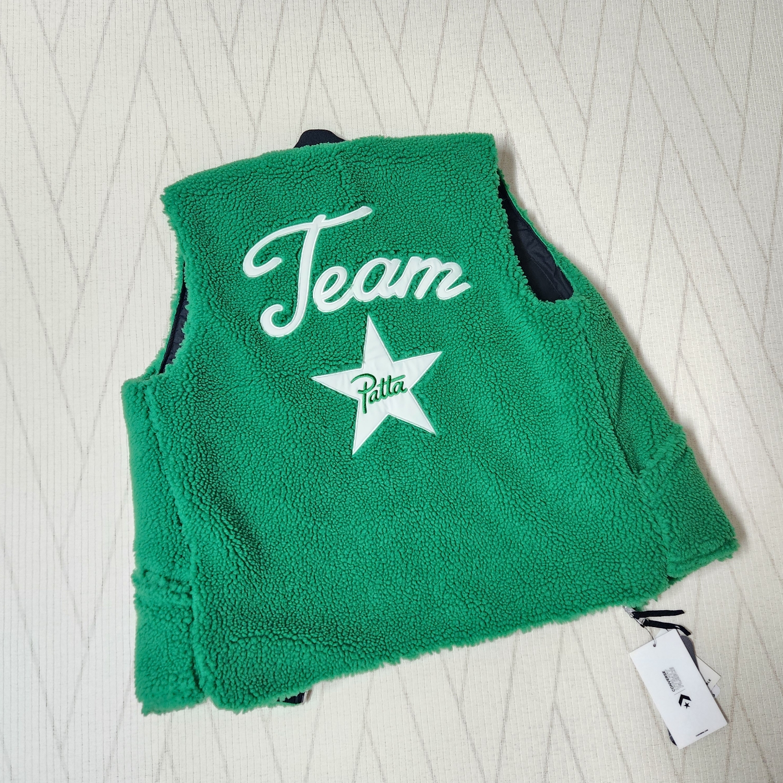 Converse x Patta Reversible Vest Jolly Green 착용 스타일 - 1