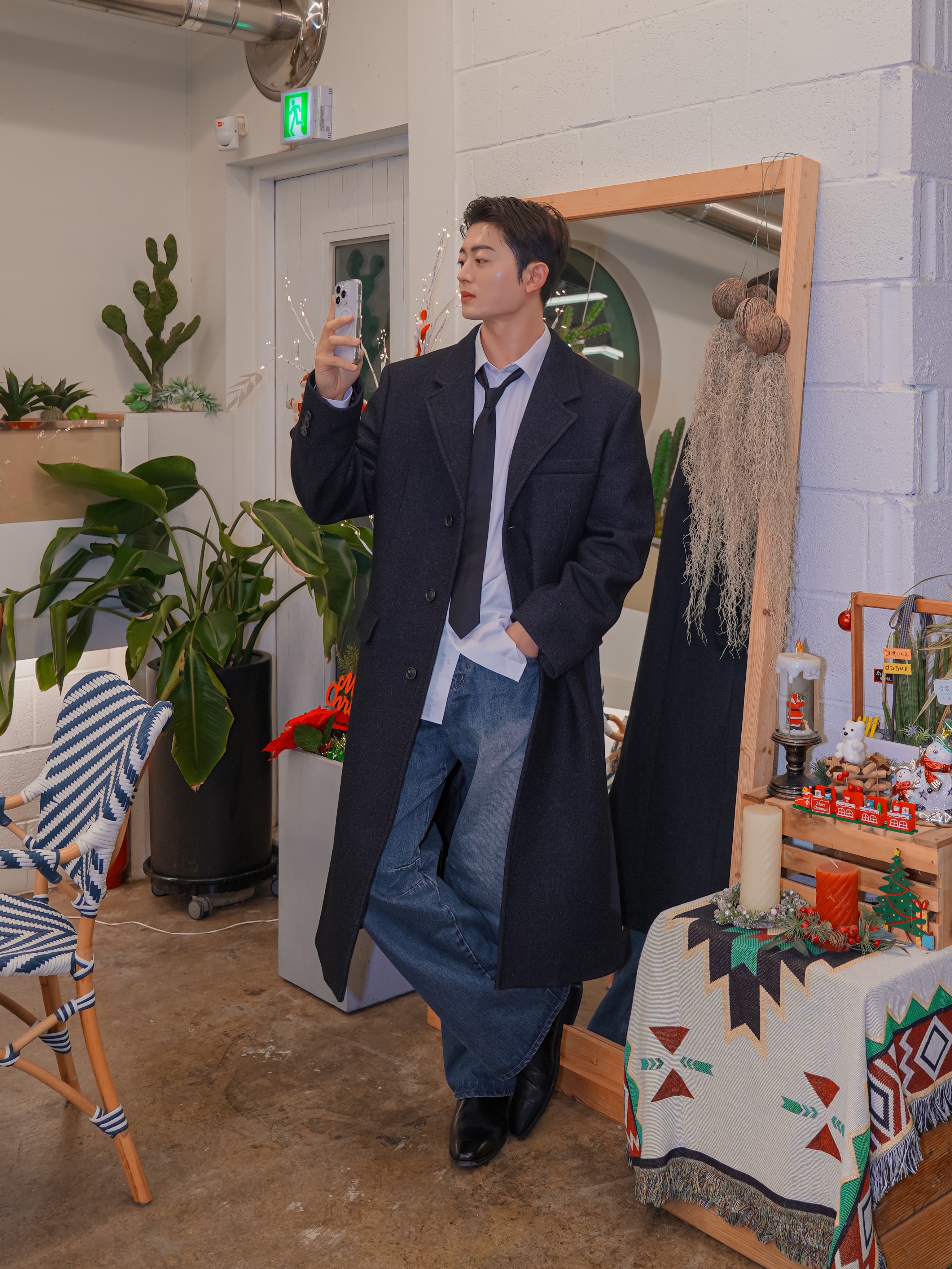 DIVEIN Wide Curved Denim Pants Washed Blue 착용 스타일 - 2