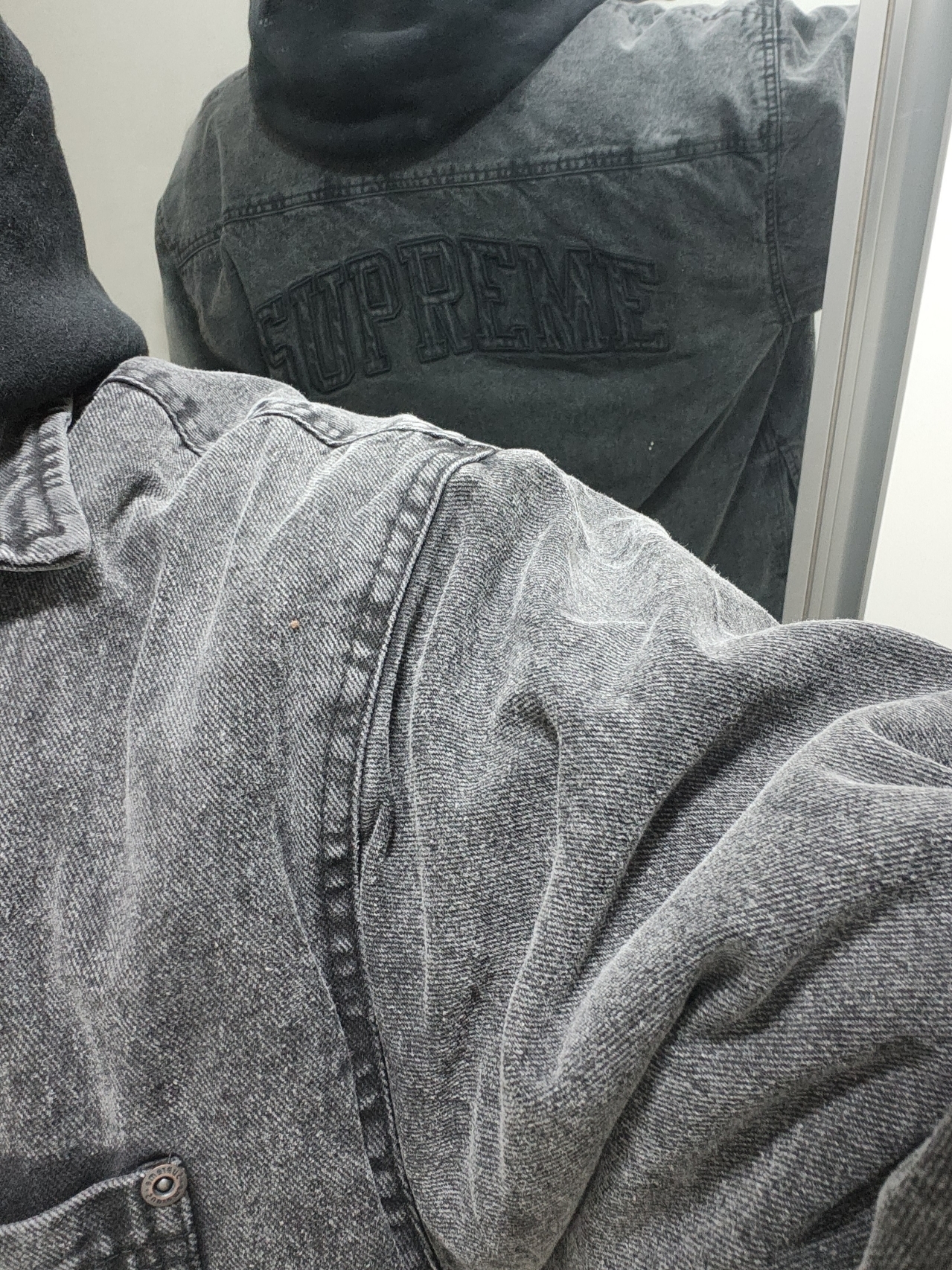 Supreme Faux Shearling Lined Work Shirt Black Denim - 24FW, Supreme Box Logo Hooded Sweatshirt Black - 24FW 착용 스타일 - 4