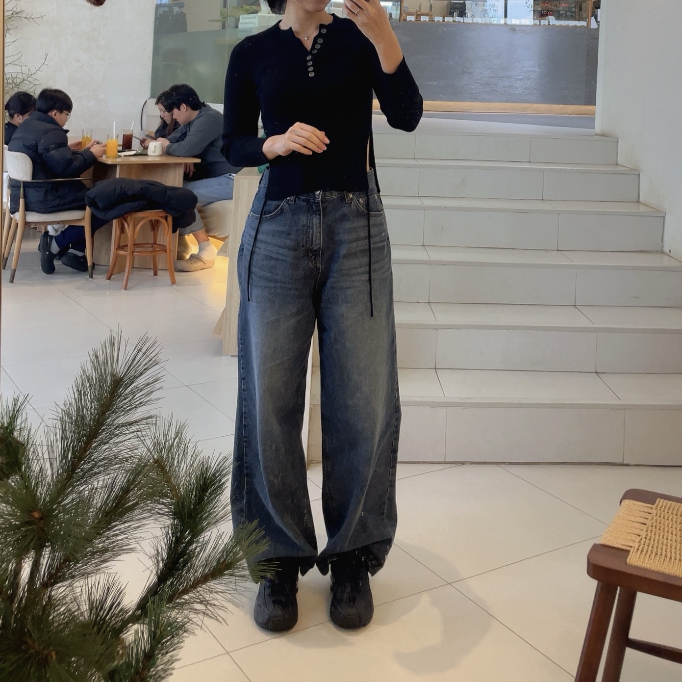 (W) Nike Shox R4 Black 착용 스타일 - 1