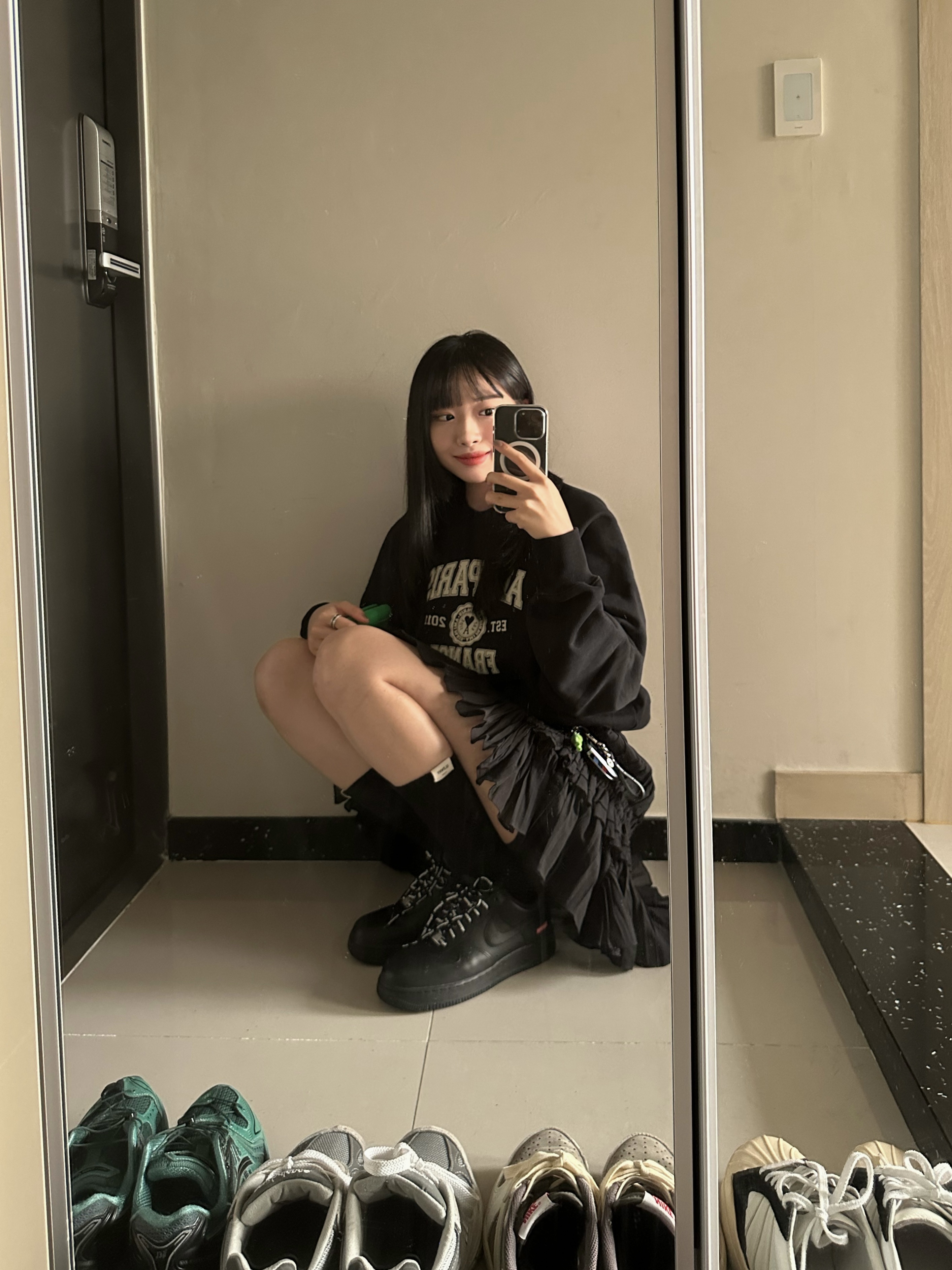 AMI Paris France Sweatshirt Black, Nike x Supreme Air Force 1 Low Black 착용 스타일
