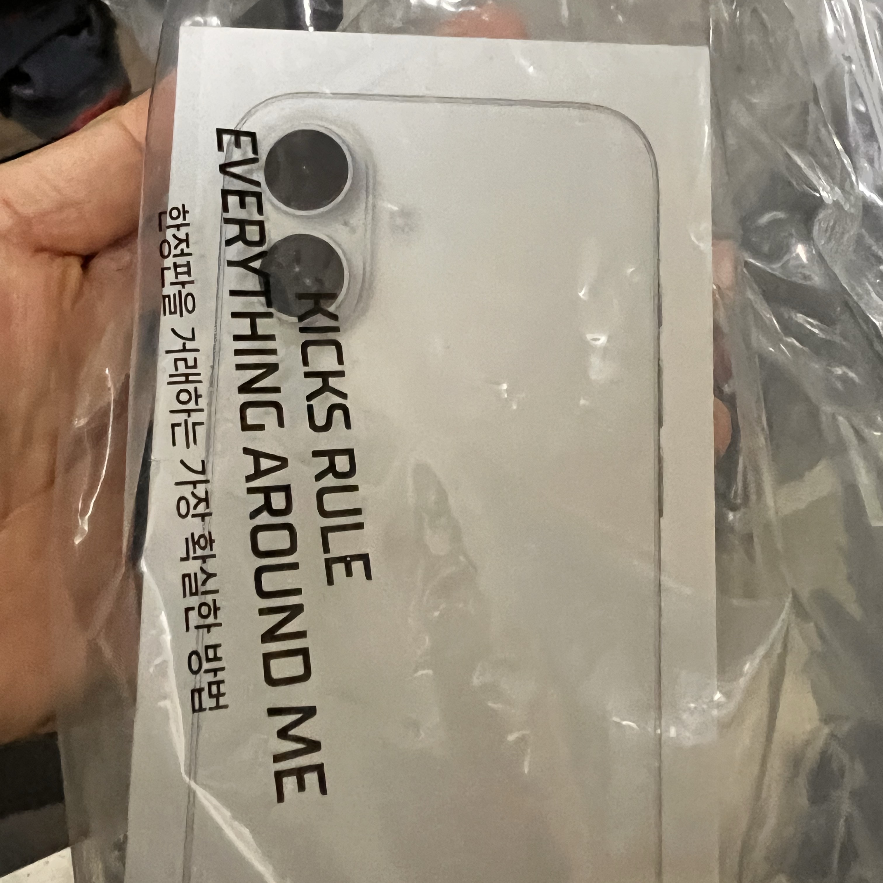 Apple iPhone 16 128GB White 착용 스타일