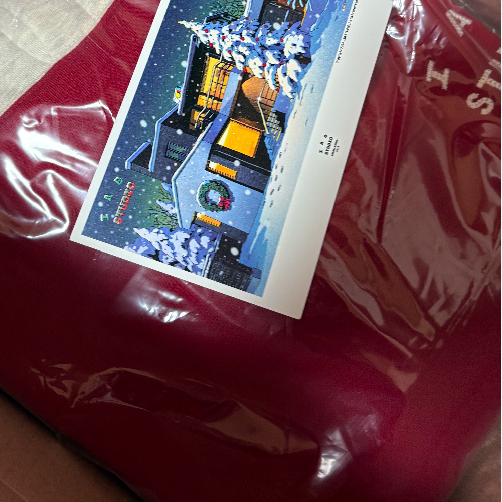 IAB Studio 24 Christmas Hoodie Burgundy Oatmeal 착용 스타일
