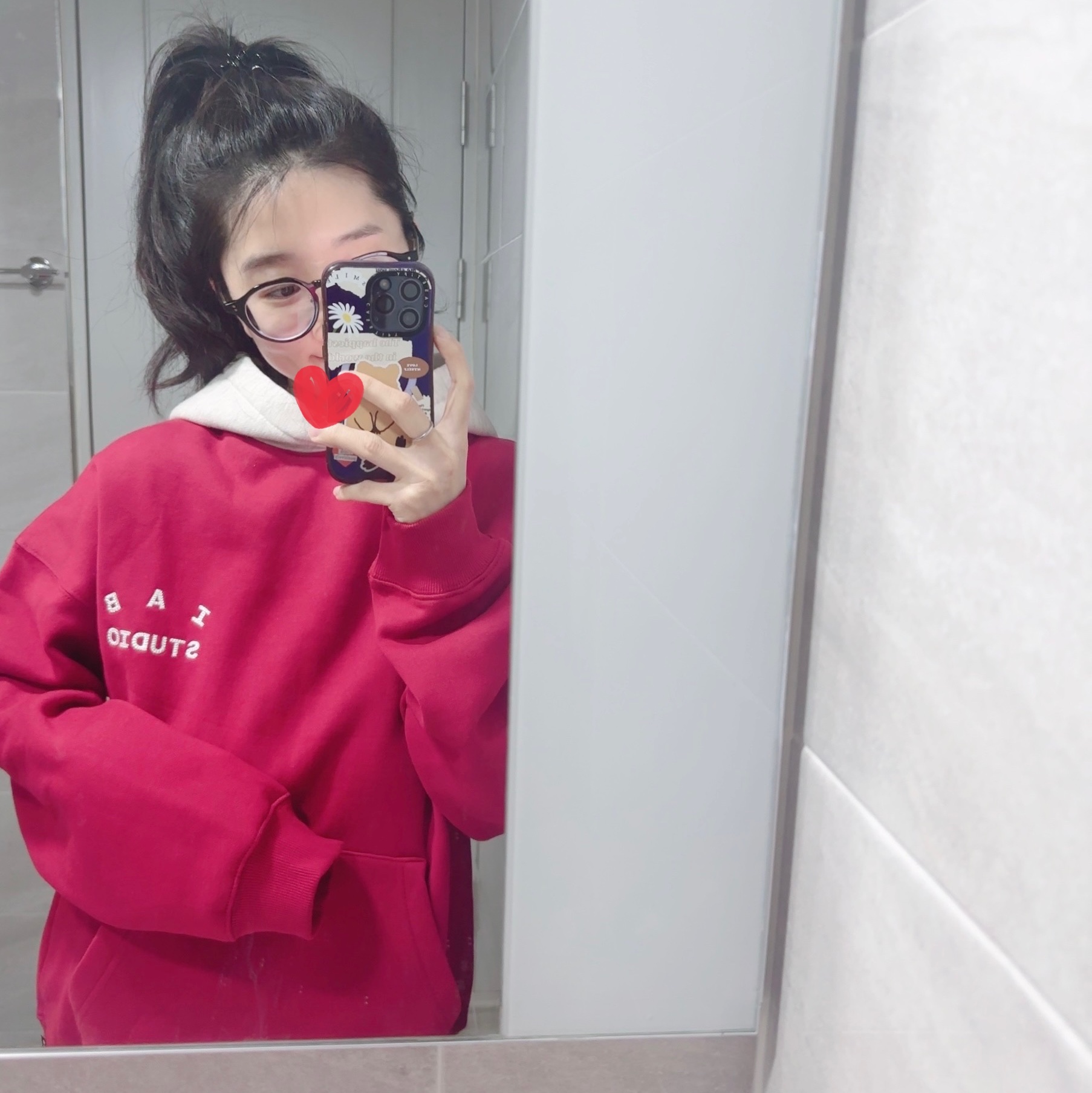 IAB Studio 24 Christmas Hoodie Burgundy Oatmeal 착용 스타일