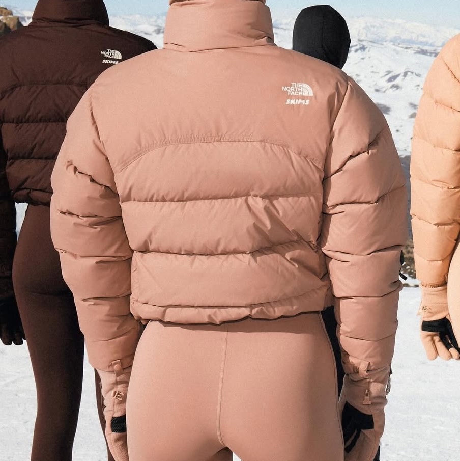 (W) The North Face x Skims 2000 Retro Nuptse Sienna 착용 스타일