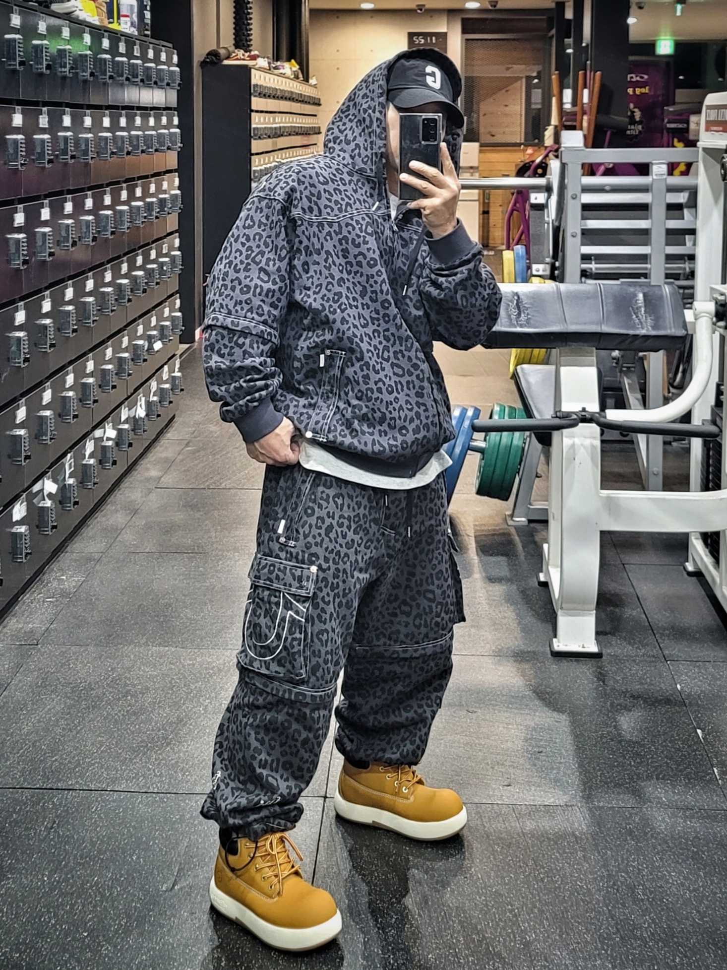 True Religion x Fetch Sweat Separate Cargo Pants Leopard Charcoal, True Religion x Fetch Sweat Separate Hoodie Leopard Charcoal 착용 스타일 - 1