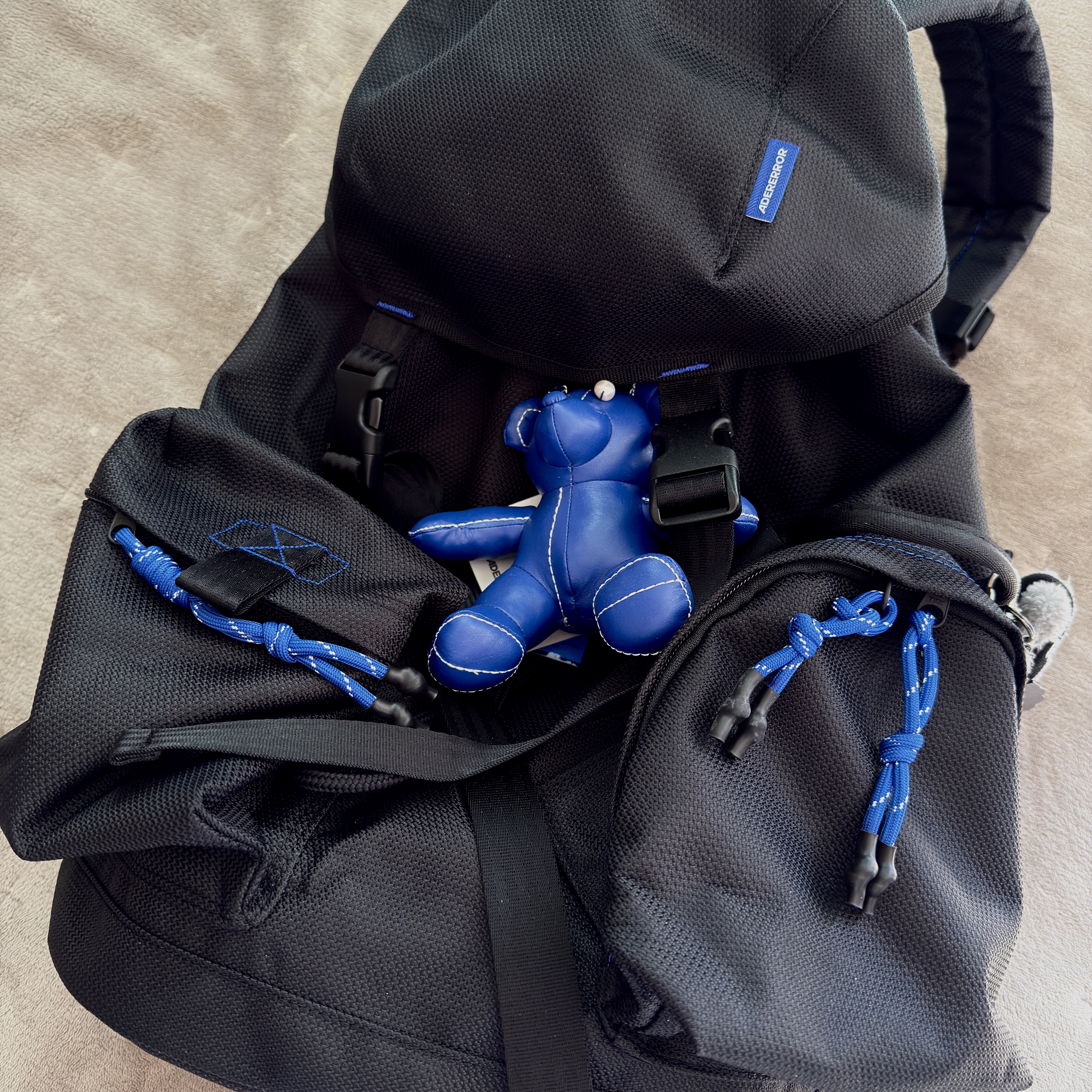 Ader Error Acy Product 121 Rucksack Noir, Ader Error Addy Bear Keyring Z-Blue 착용 스타일 - 1