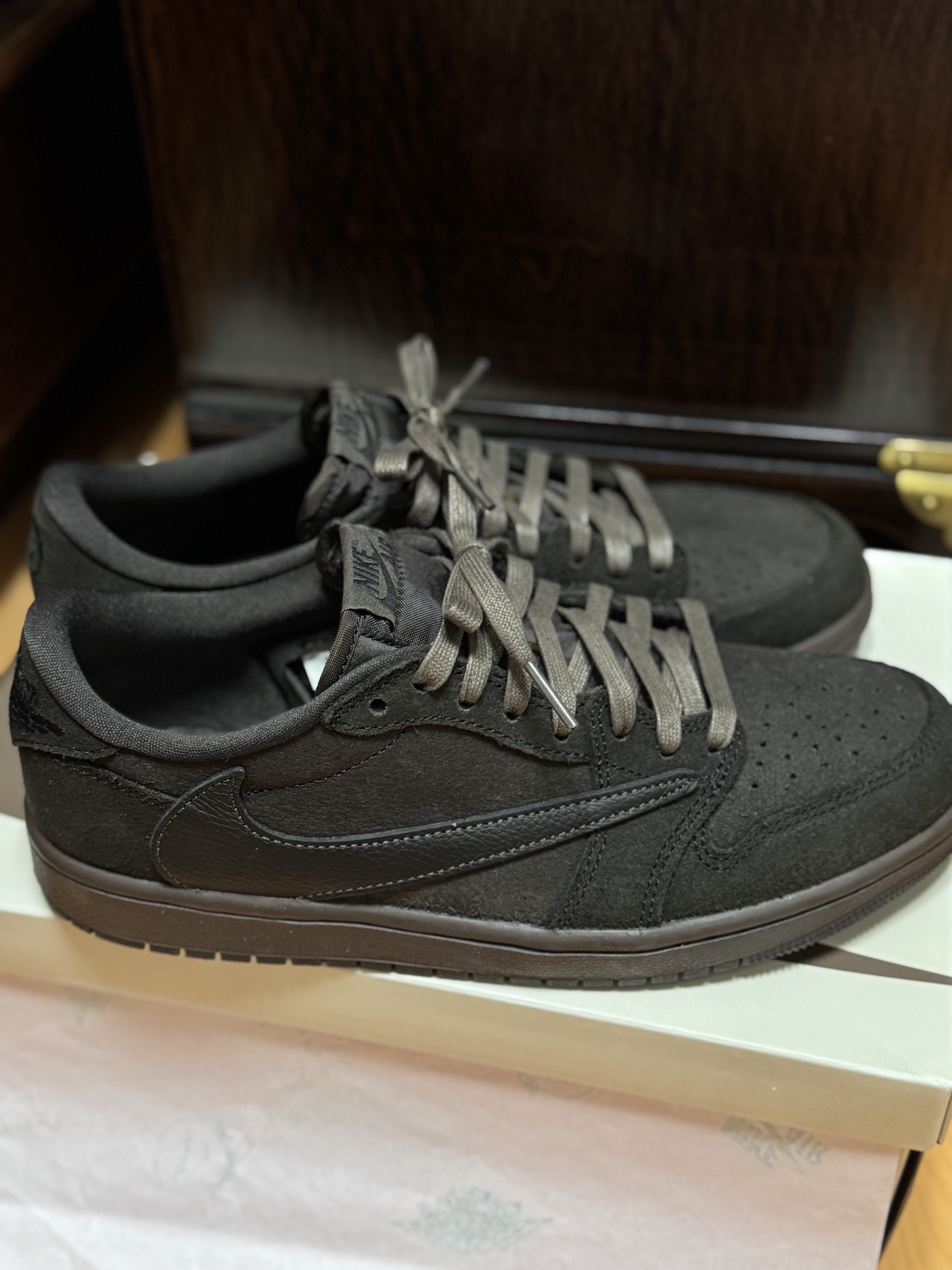 Jordan 1 x Travis Scott Retro Low OG SP Velvet Brown and Dark Mocha 착용 스타일 - 4