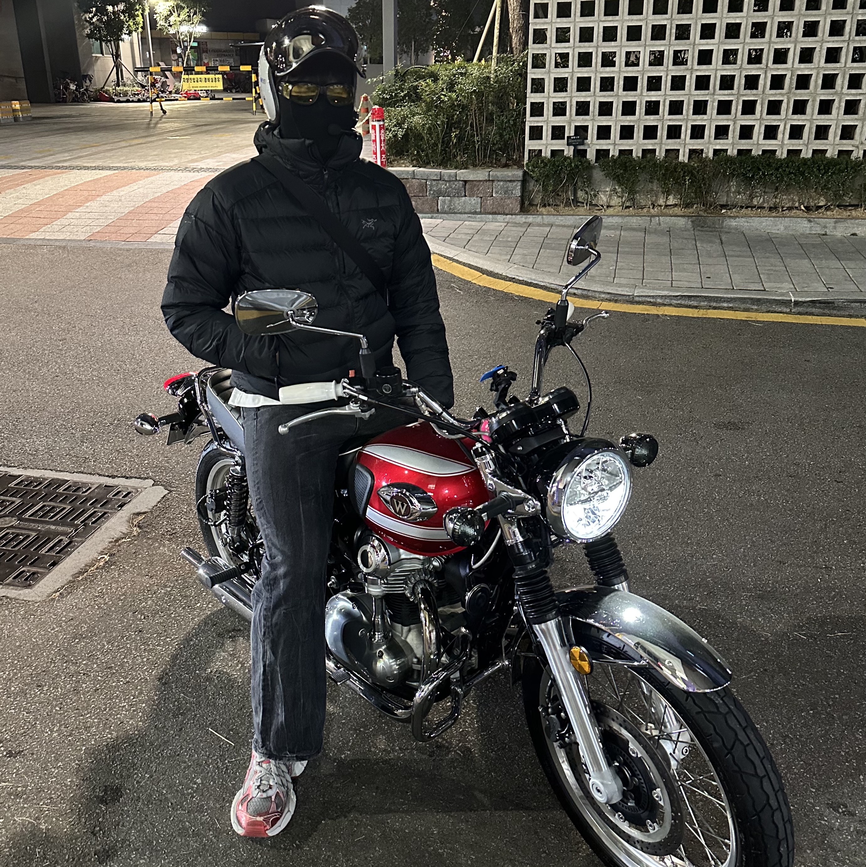 Arc'teryx Thorium Hoody Black, Balenciaga 3XL Sneakers White Red 착용 스타일