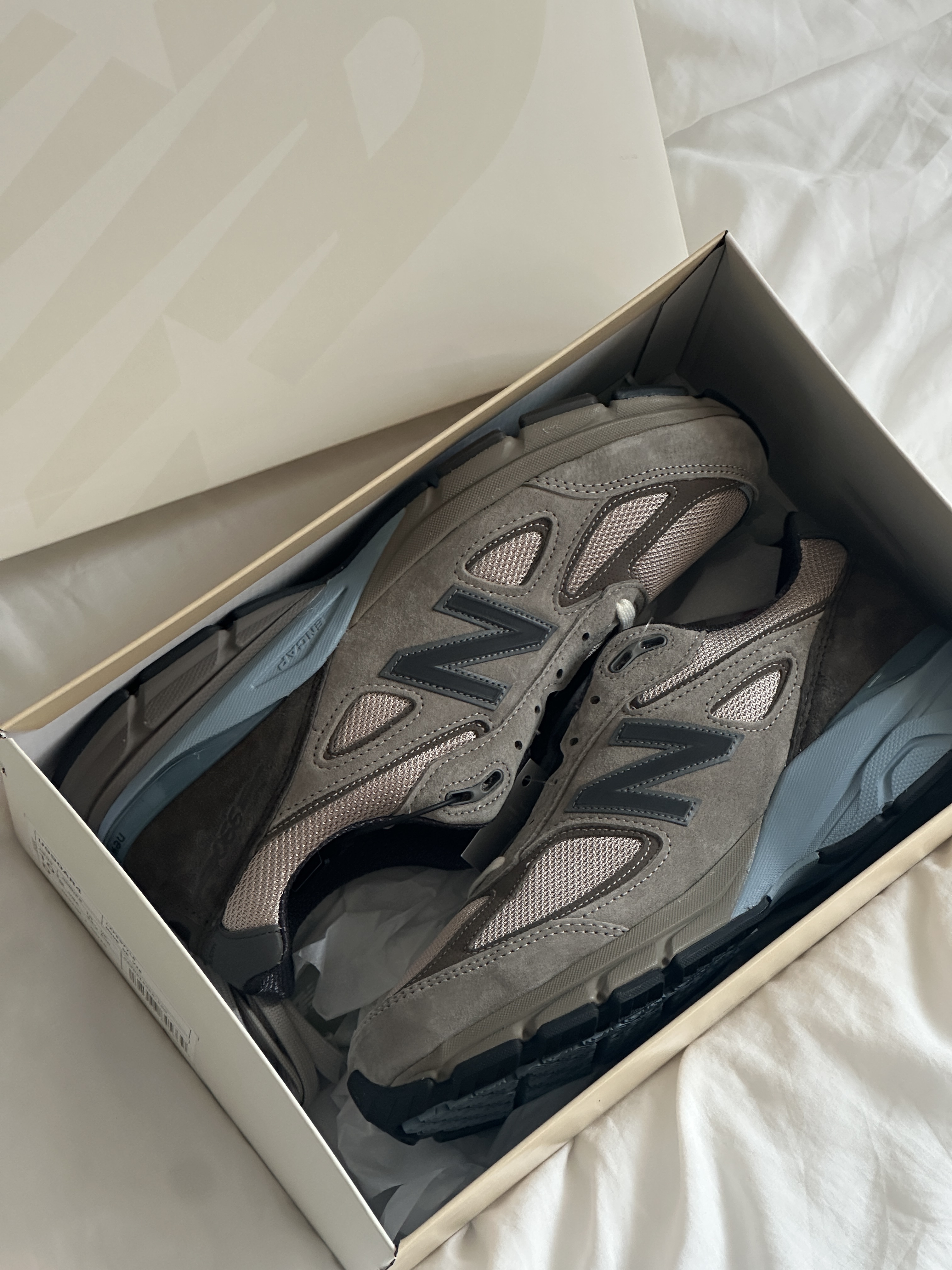 New Balance x Auralee 990v4 Made in USA London Fog 착용 스타일 - 1