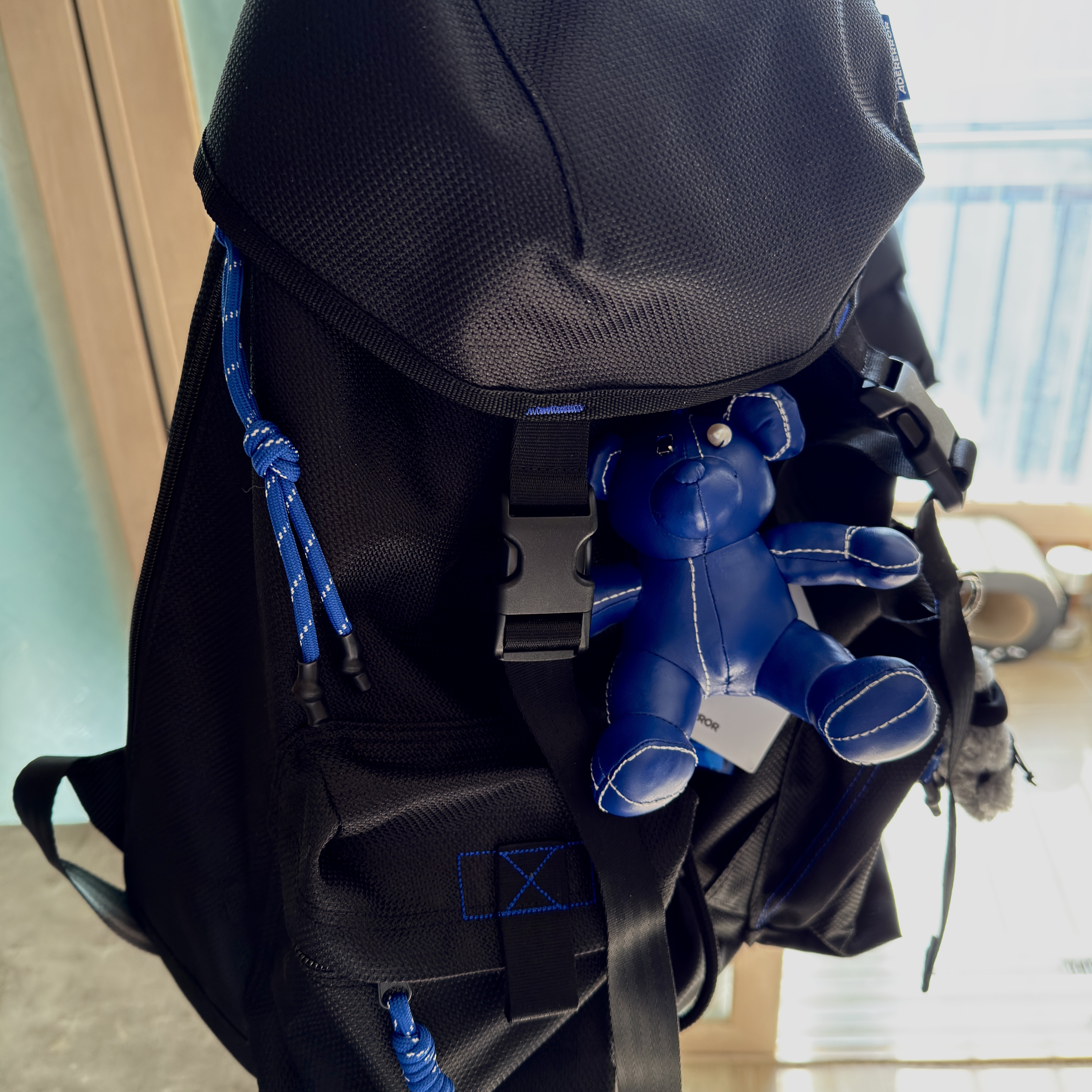 Ader Error Acy Product 121 Rucksack Noir, Ader Error Addy Bear Keyring Z-Blue 착용 스타일 - 3