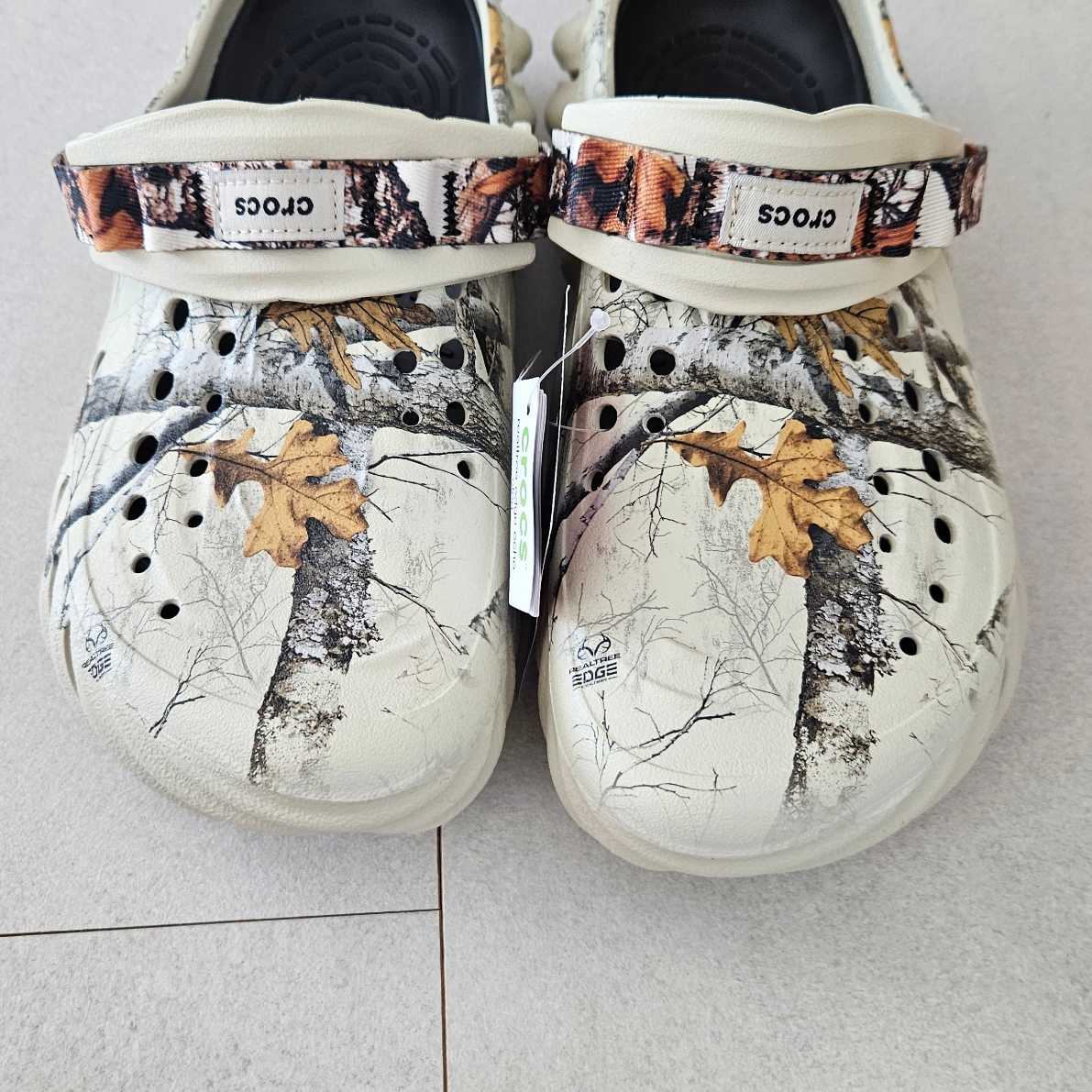 Crocs Echo Clog Real Tree Bone 착용 스타일 - 1