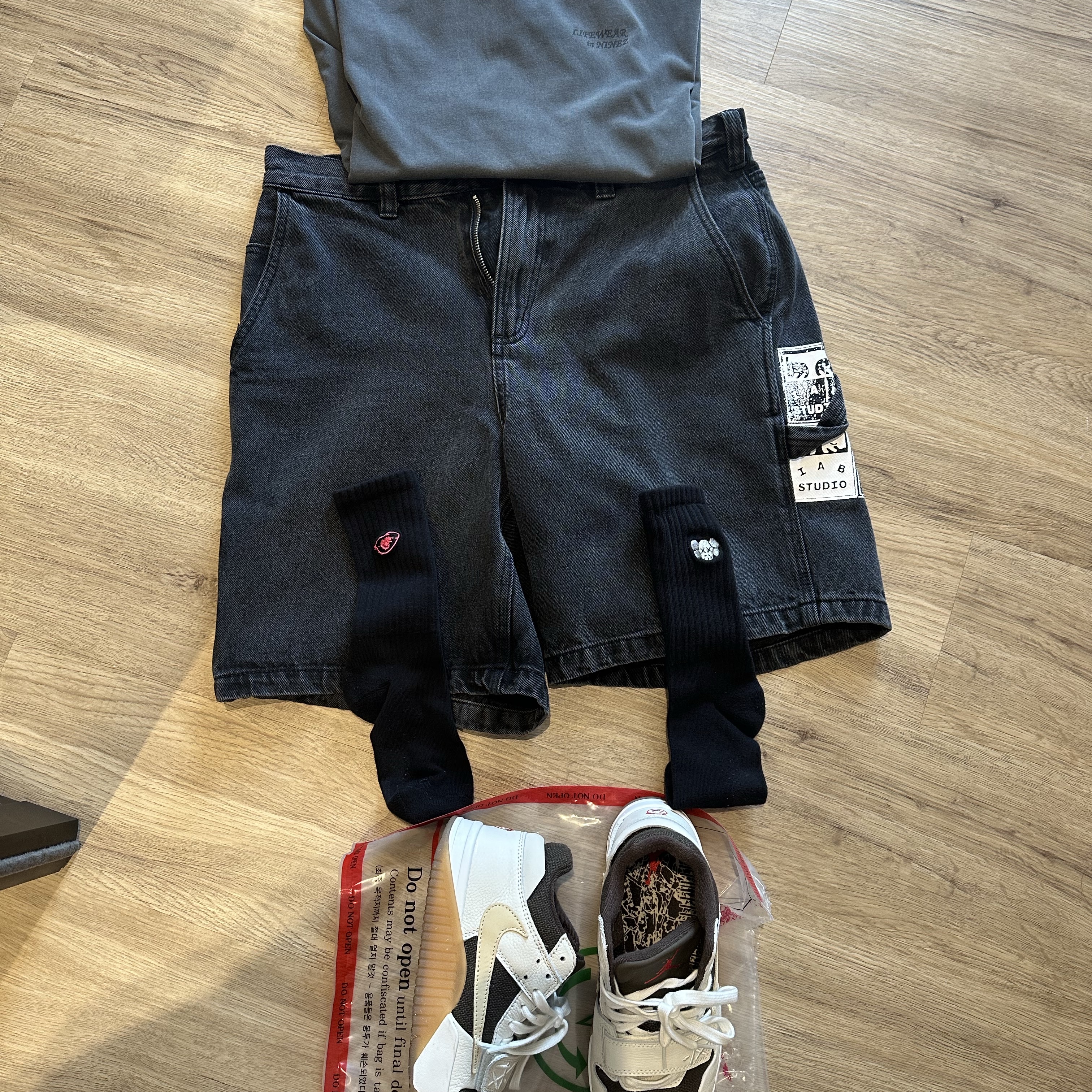 Jordan x Travis Scott Jumpman Jack TR Sail and Dark Mocha, IAB Studio x Obey Poster Carpenter Denim Shorts Dusty Black 착용 스타일 - 2