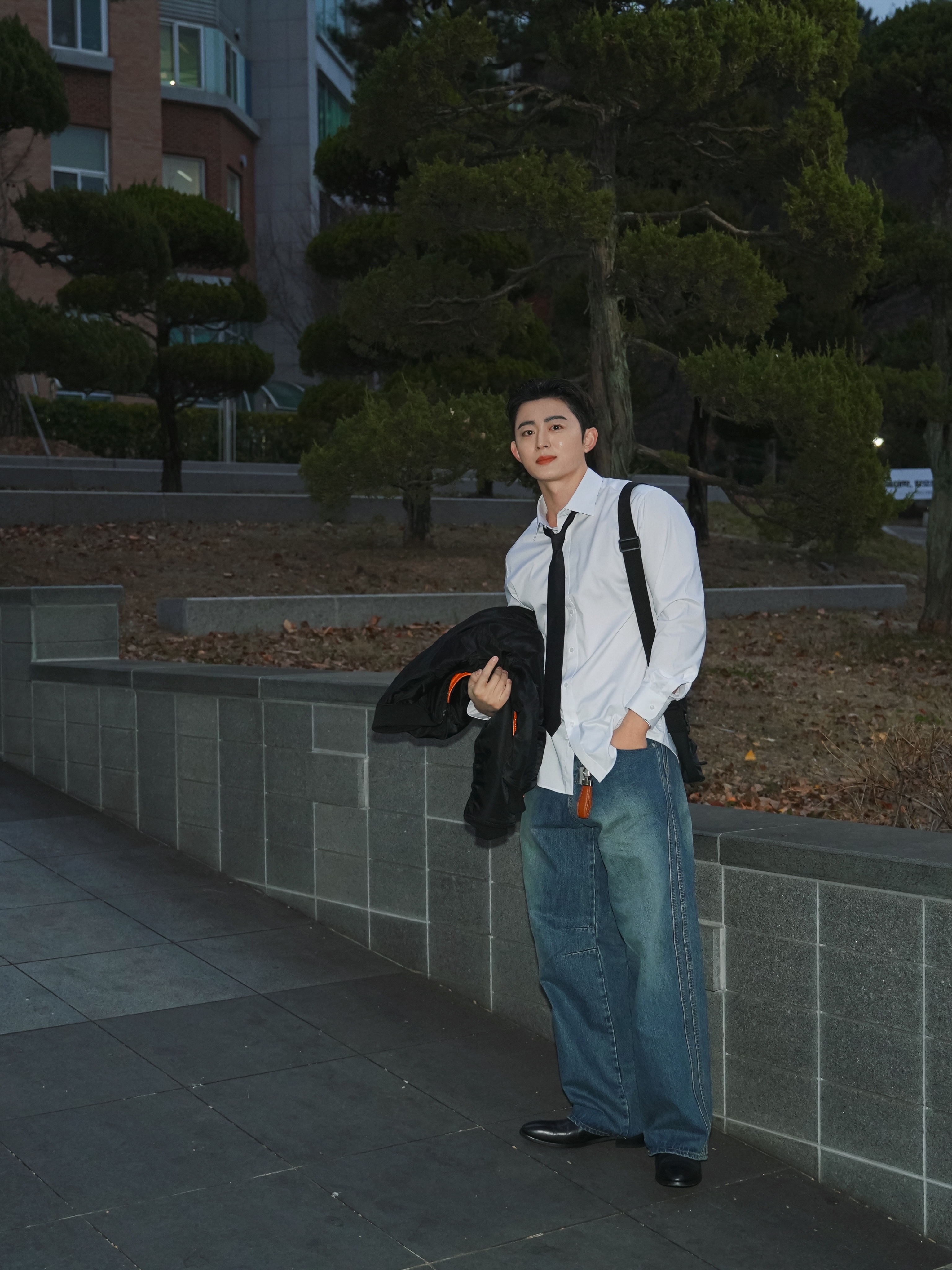 DIVEIN Wide Curved Denim Pants Washed Blue 착용 스타일 - 3