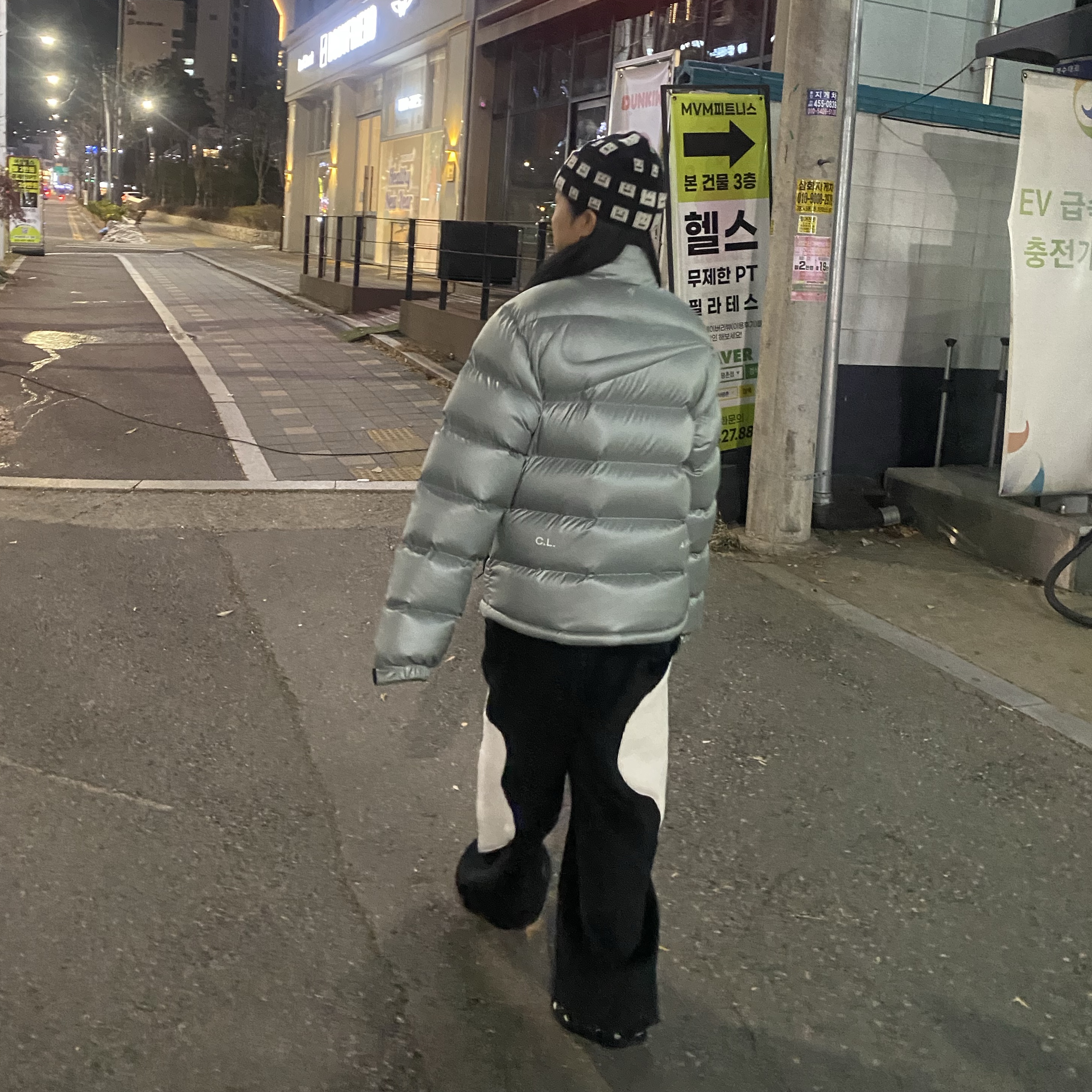 Nike x Drake Nocta Sunset Puffer Jacket Mica Green Cyber (FN8196-330), Acne Studios Checkerboard Face Beanie Hat Black 착용 스타일 - 1