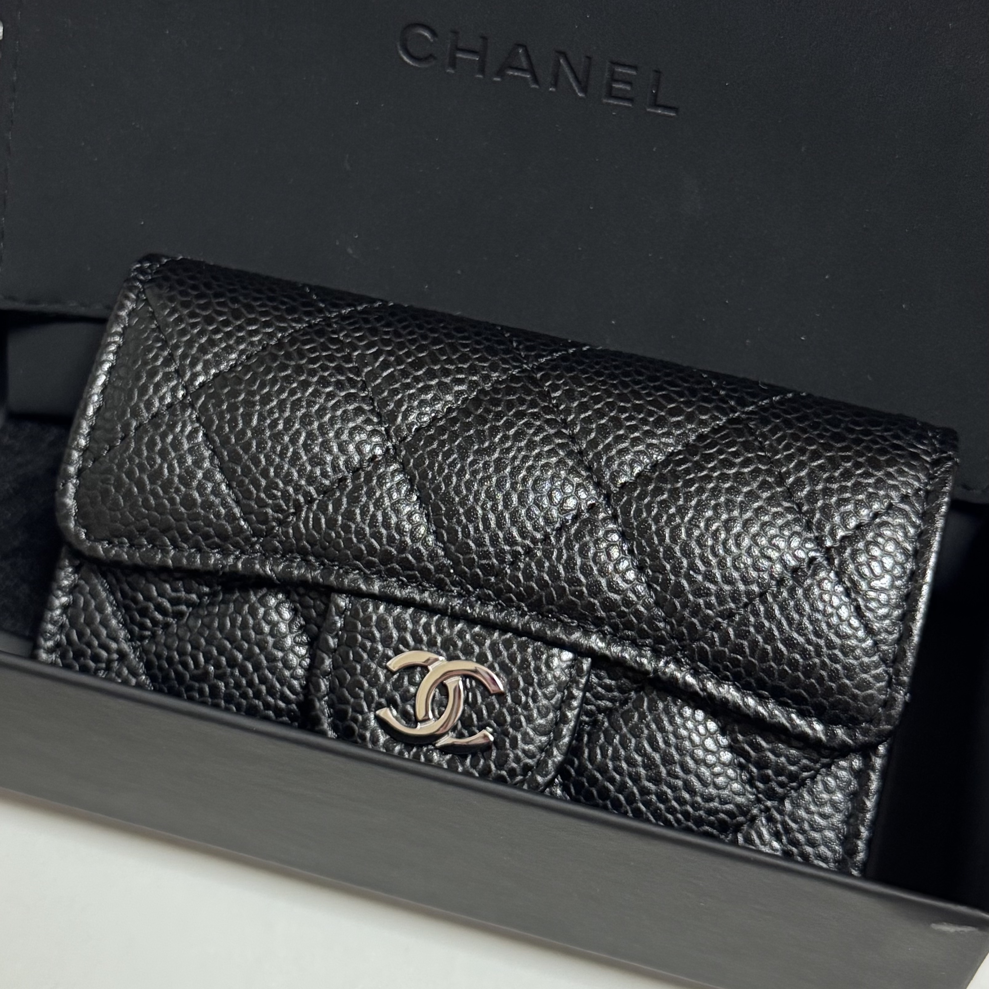 Chanel Classic Card Holder Grained Calfskin & Silver Black 착용 스타일