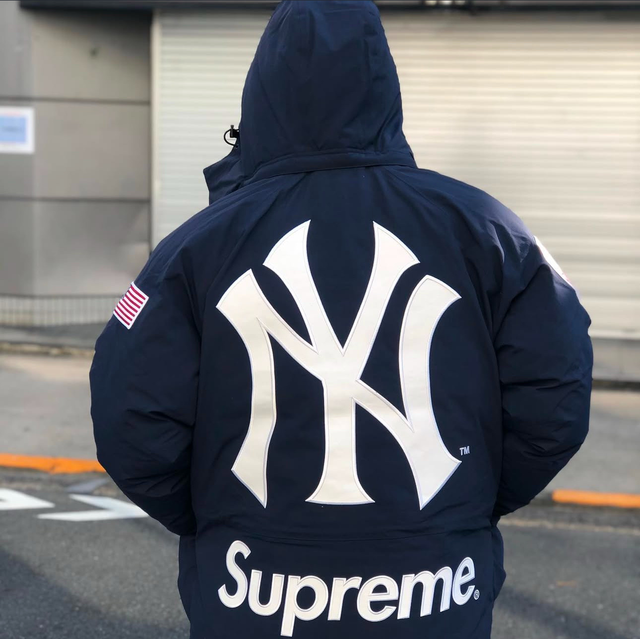 Supreme x New York Yankees Gore-Tex 700-Fill Down Jacket Navy - 21FW 착용 스타일 - 2