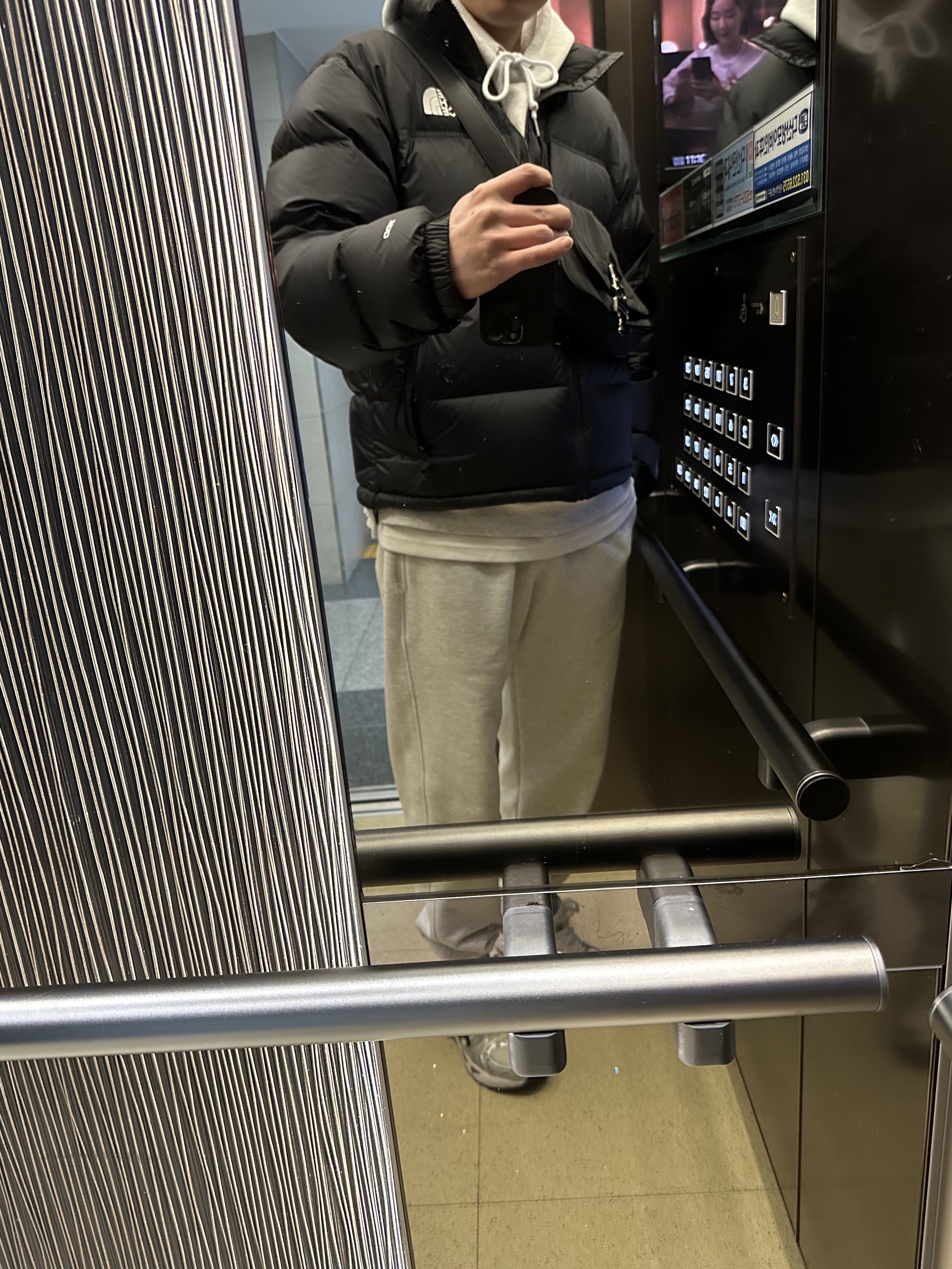 The North Face 1996 Retro Nuptse Down Jacket TNF Black 착용 스타일 - 2