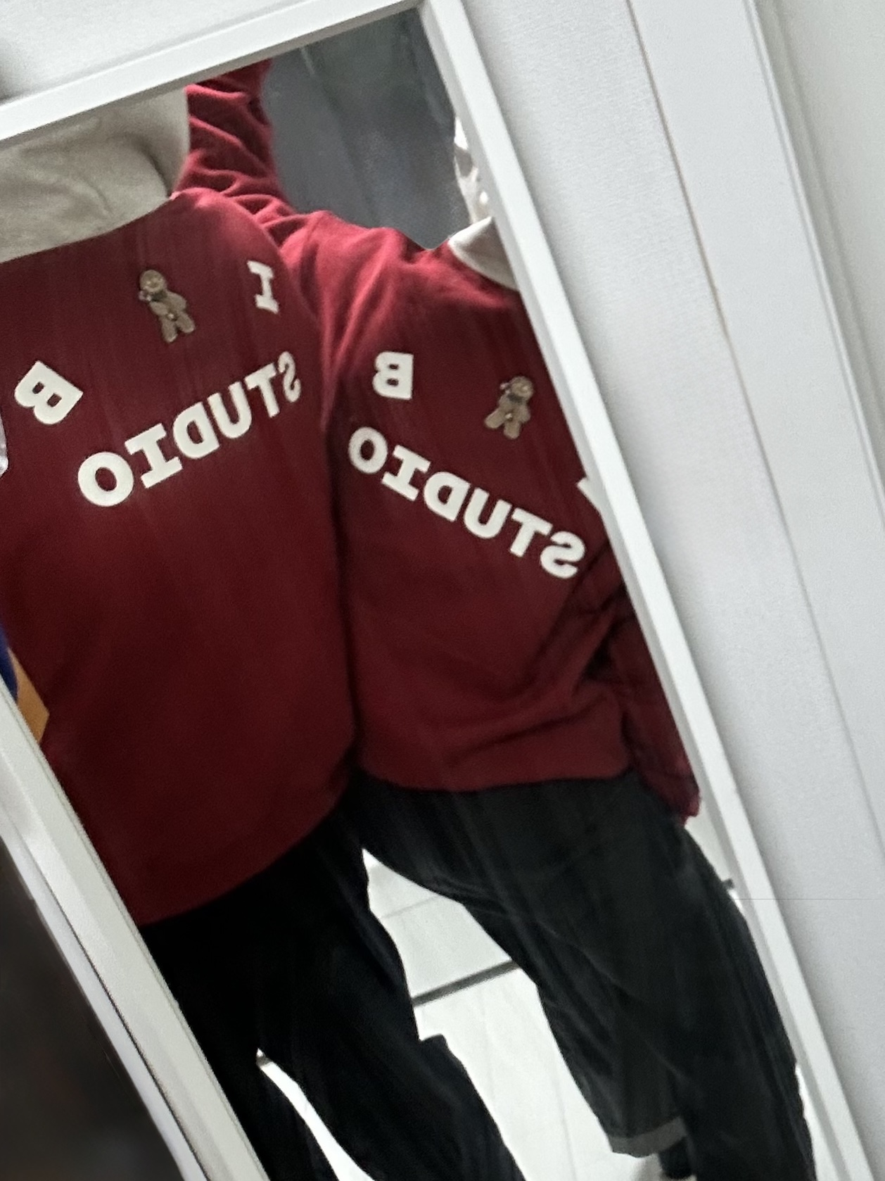 IAB Studio 24 Christmas Hoodie Burgundy Oatmeal 착용 스타일