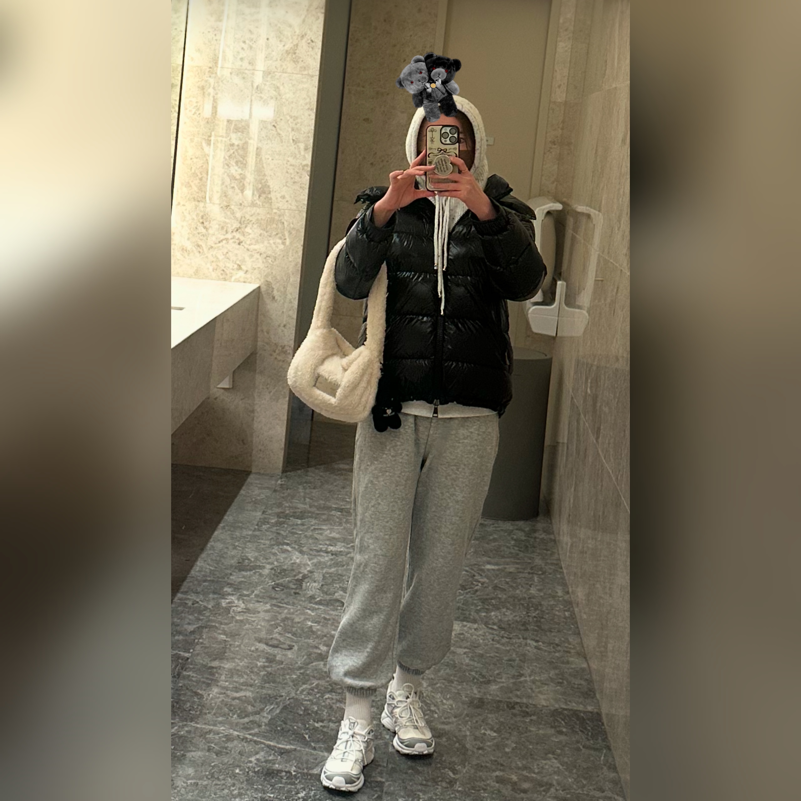 Matin Kim Pluffy Tote Bag Ivory, Salomon XT-6 Expanse Vanilla Ice White 착용 스타일