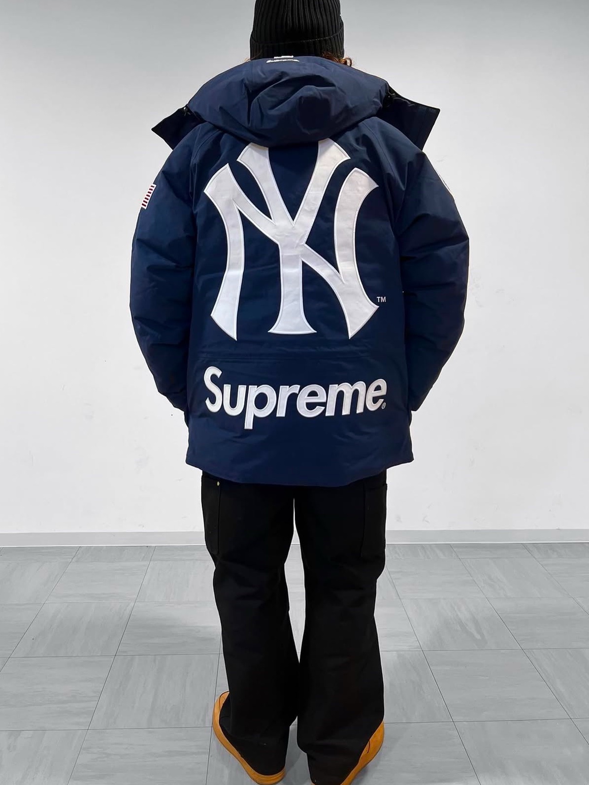 Supreme x New York Yankees Gore-Tex 700-Fill Down Jacket Navy - 21FW 착용 스타일 - 3