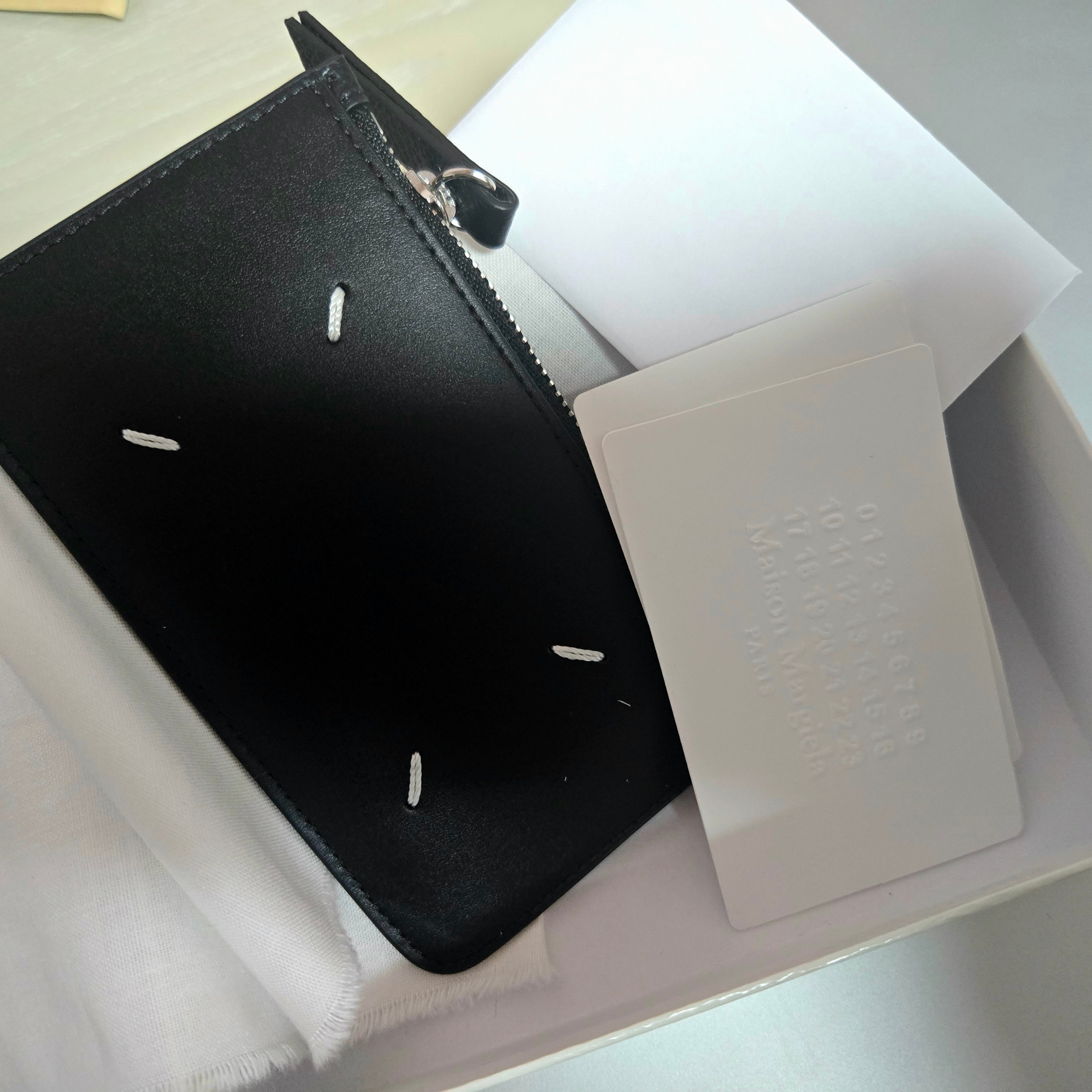 Maison Margiela Bovine Leather Zipped Card Holder Black 착용 스타일