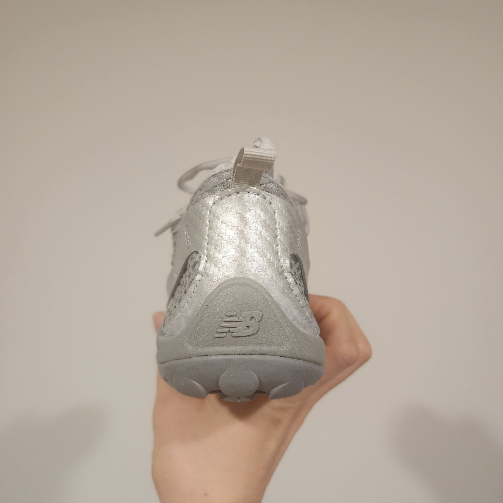 New Balance Minimus MT10O Slate Grey Silver Metallic 착용 스타일 - 3