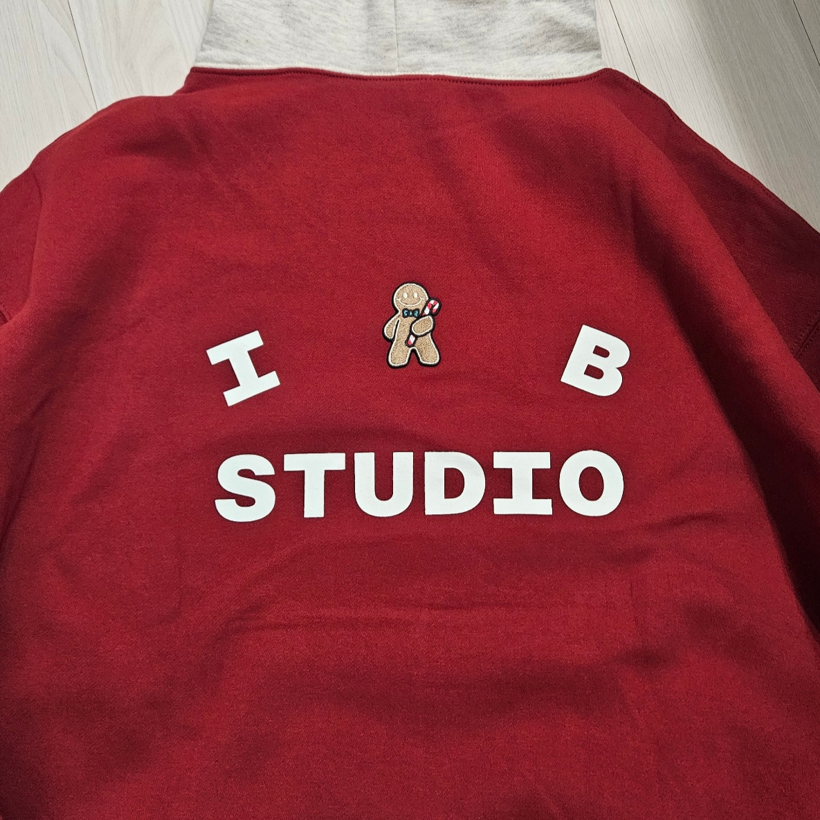 IAB Studio 24 Christmas Hoodie Burgundy Oatmeal 착용 스타일