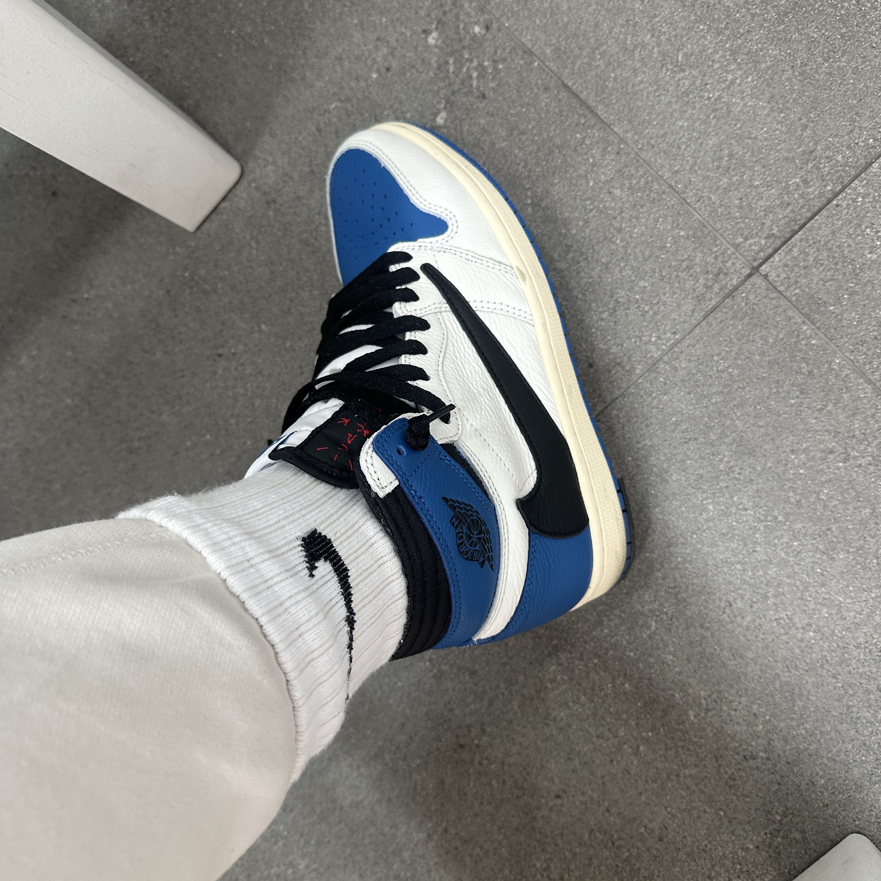 Jordan 1 x Travis Scott x Fragment Retro High OG SP Military Blue 착용 스타일