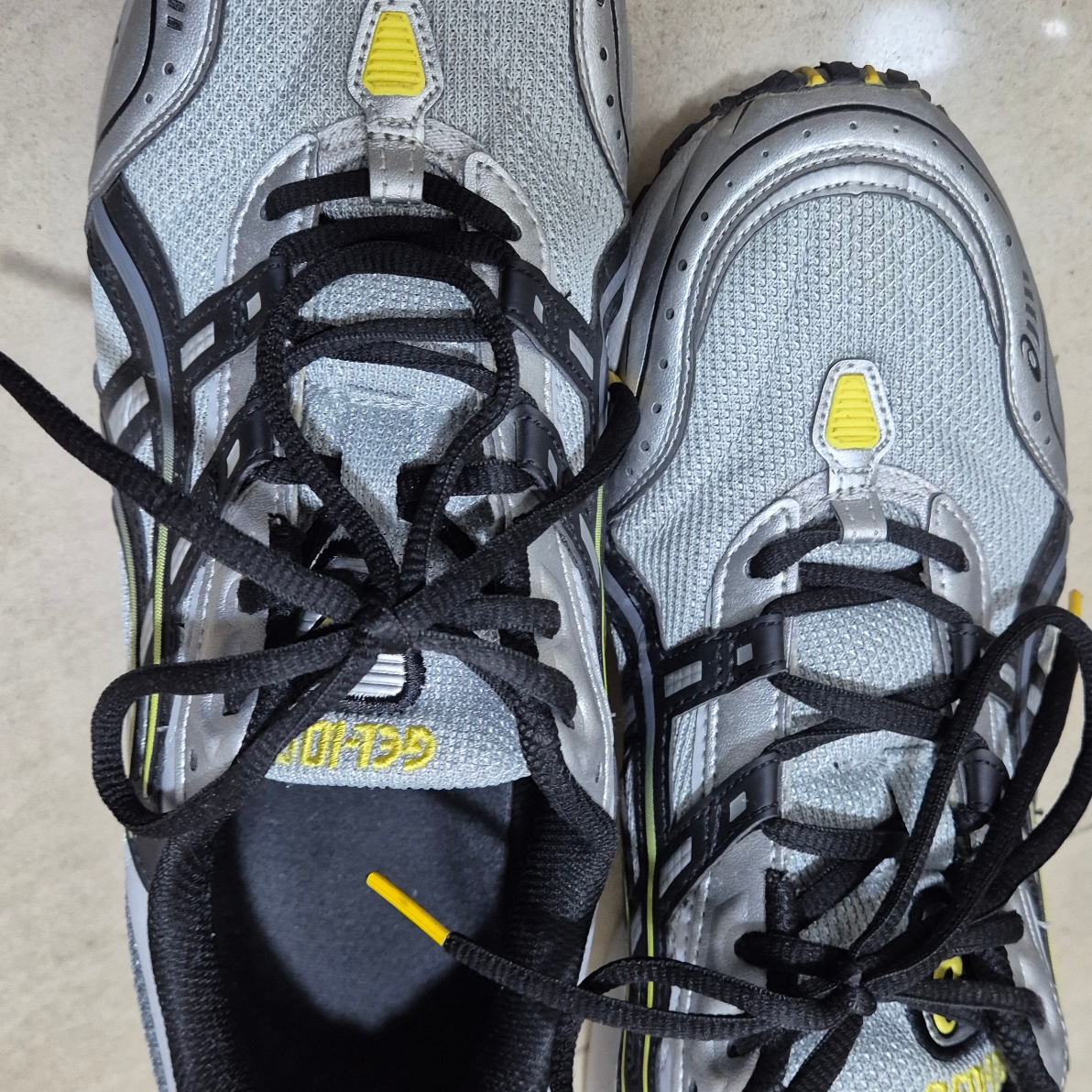 Asics Gel-1090 Mid Grey Black 착용 스타일