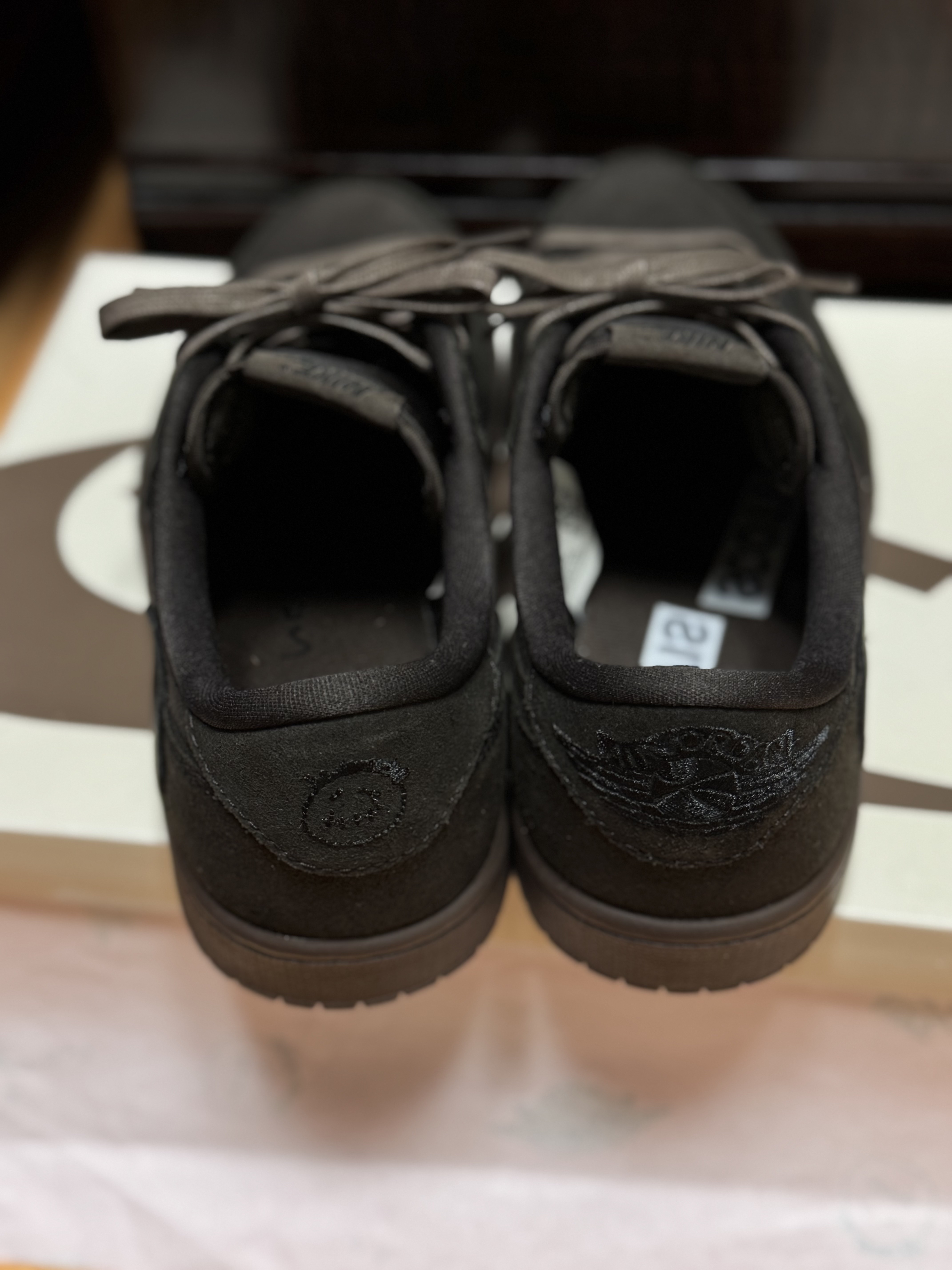 Jordan 1 x Travis Scott Retro Low OG SP Velvet Brown and Dark Mocha 착용 스타일 - 3