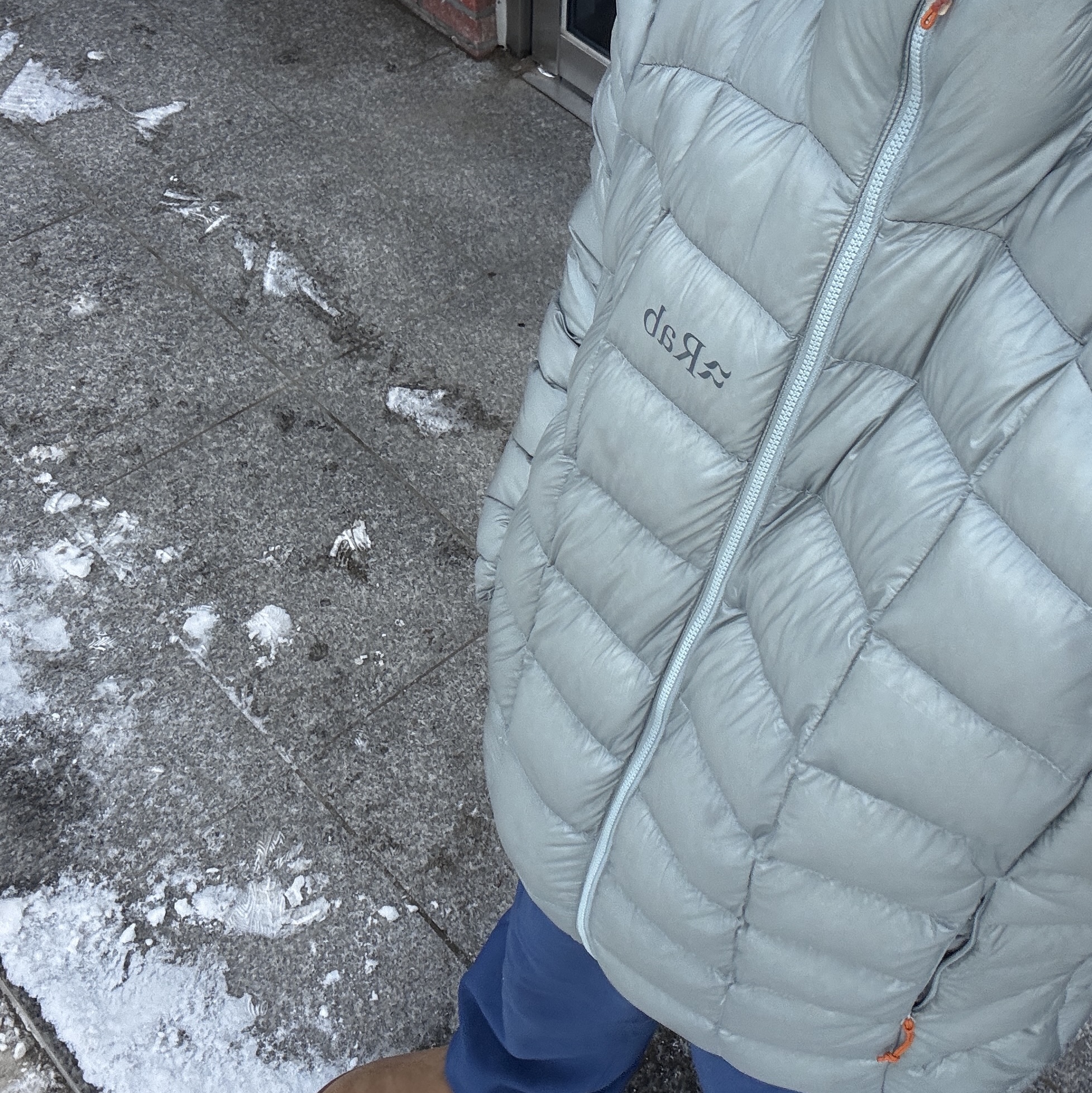 Rab Mythic G Down Jacket Cloud 착용 스타일