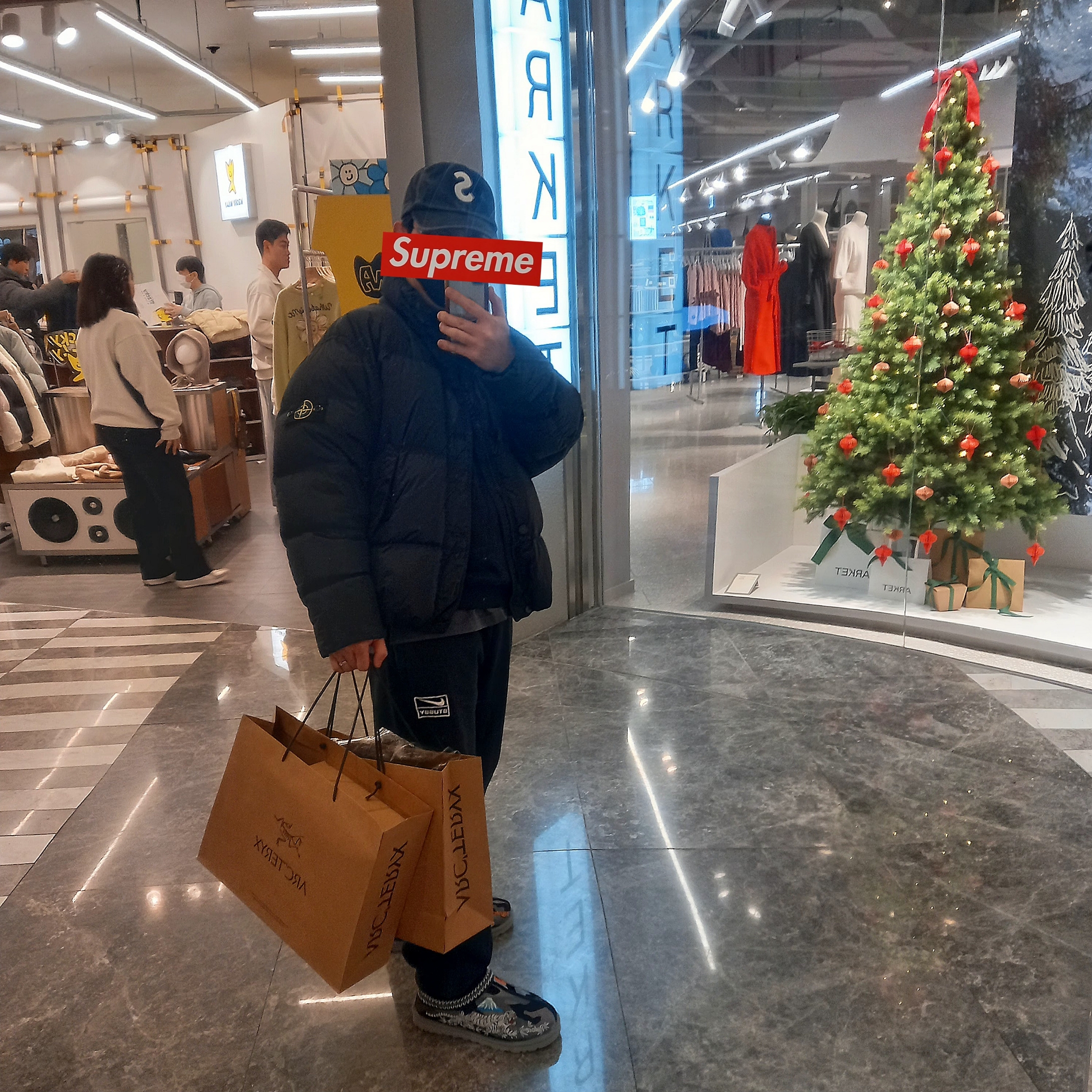 Supreme Pigment S Logo 6-Panel Black - 24FW, Nike x Stussy NRG Washed Fleece Crewneck Black (DO5310-010) 착용 스타일 - 1