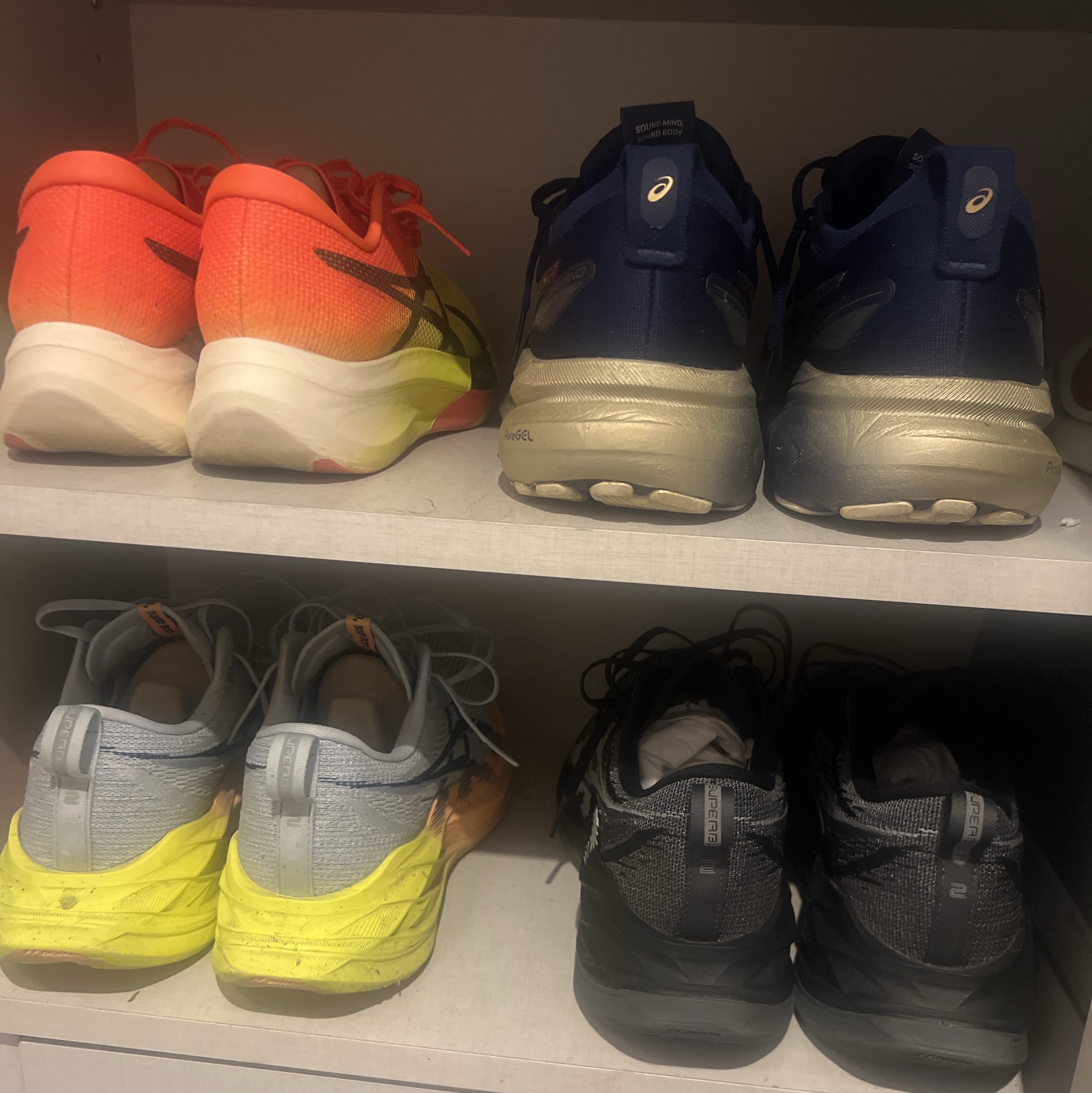 Asics Superblast 2 Paris Cool Grey Safety Yellow, Asics Superblast 2 Black White 착용 스타일