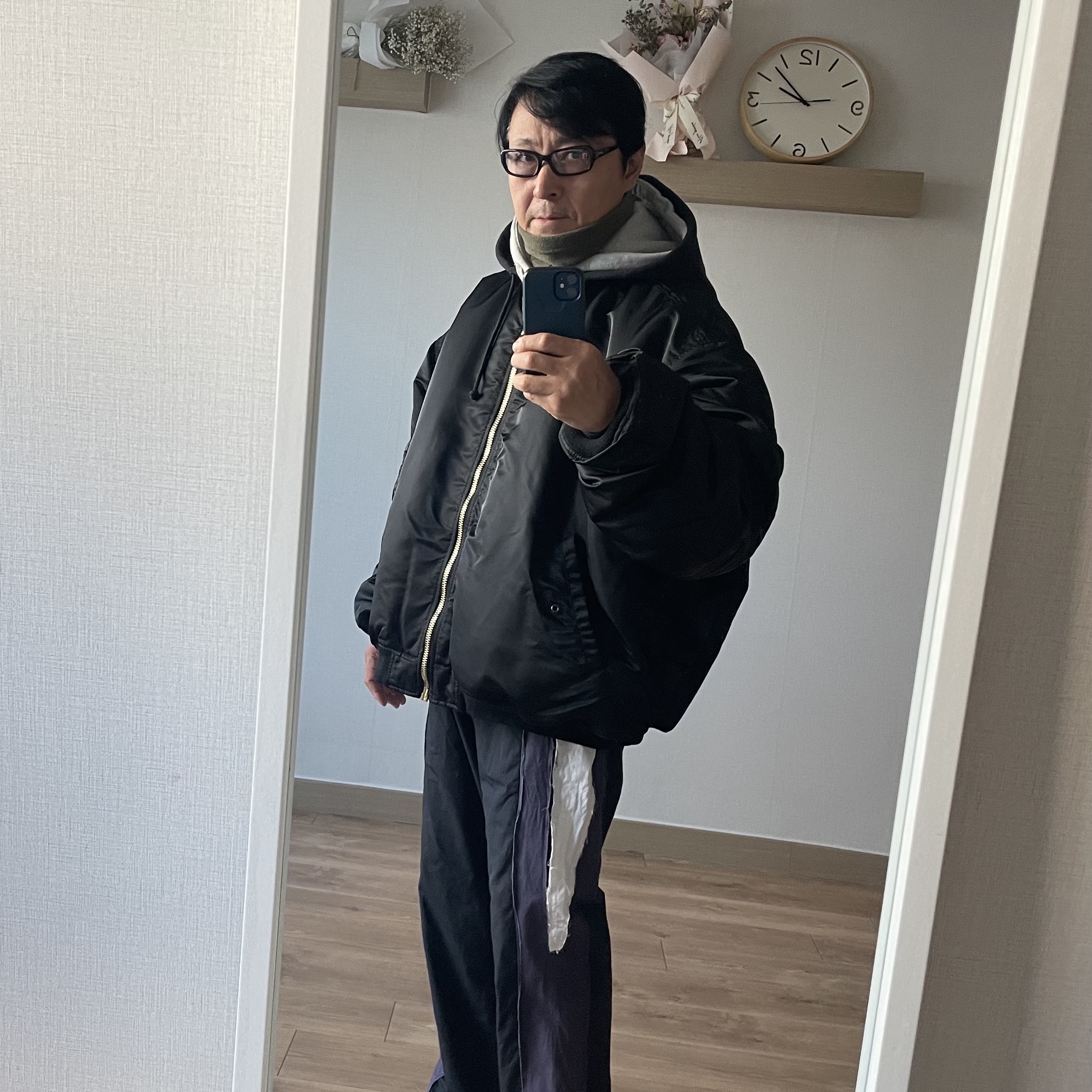 Vetements Hooded Bomber Jacket Black 착용 스타일 - 1
