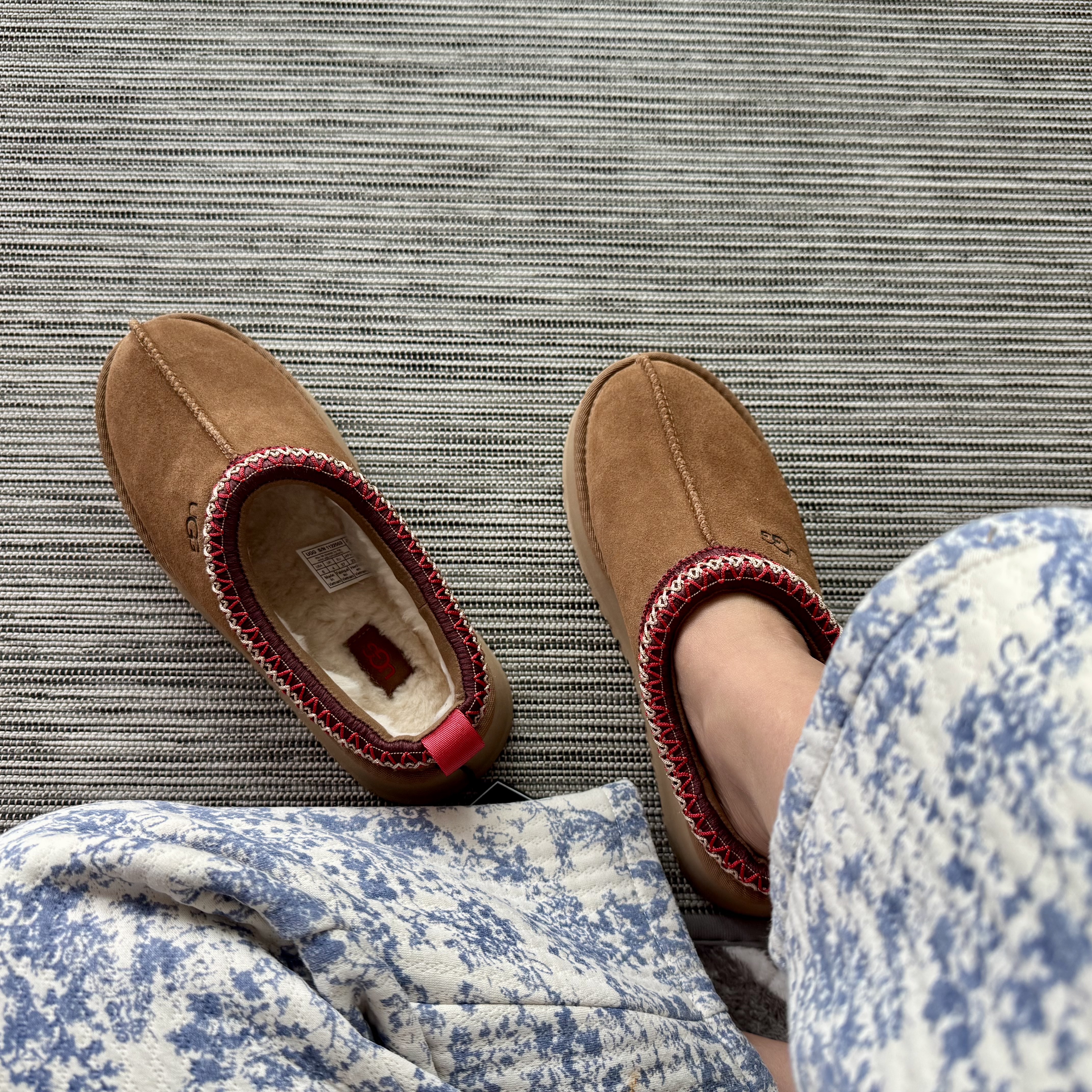 (W) UGG Tazz Slipper Chestnut 착용 스타일 - 1