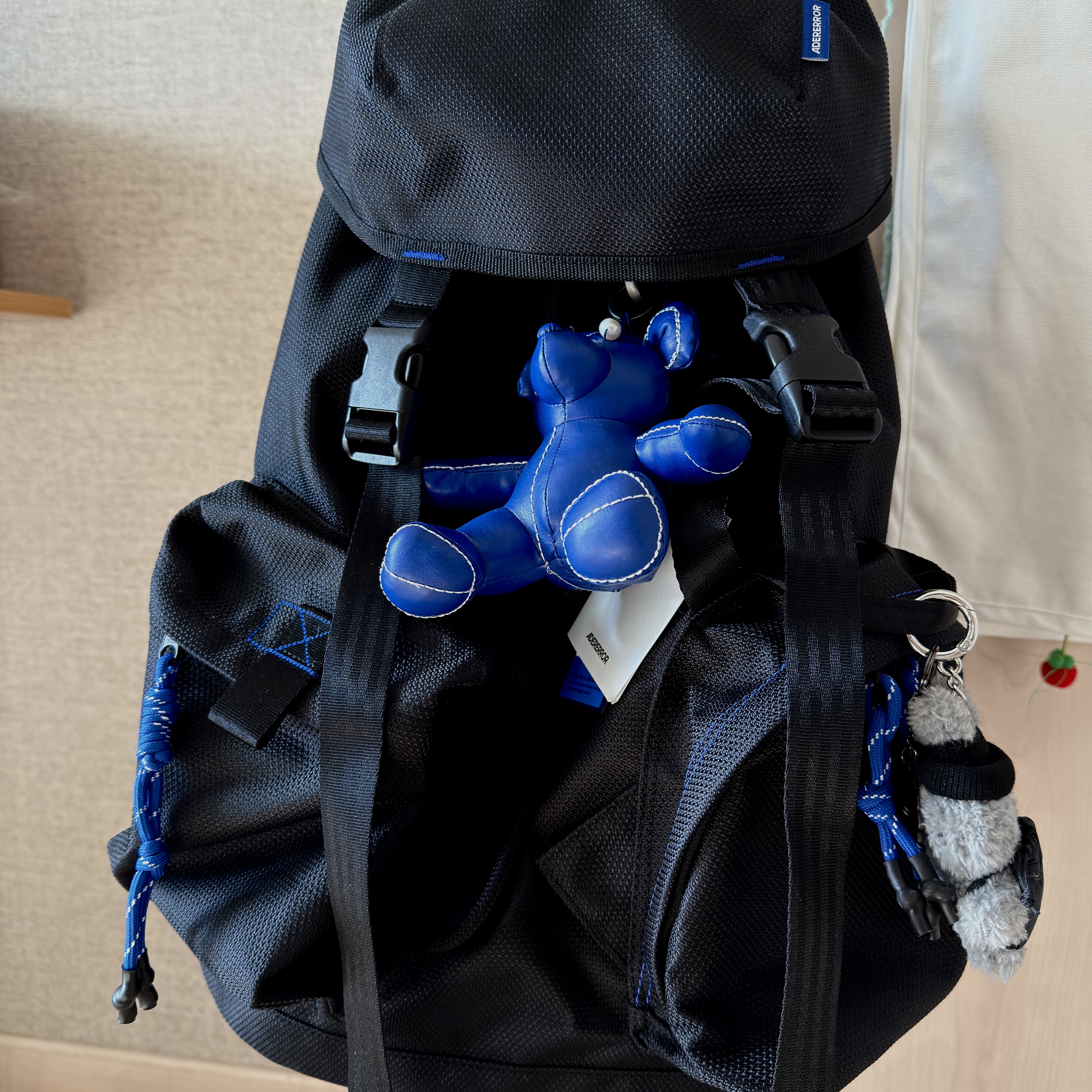 Ader Error Acy Product 121 Rucksack Noir, Ader Error Addy Bear Keyring Z-Blue 착용 스타일 - 2