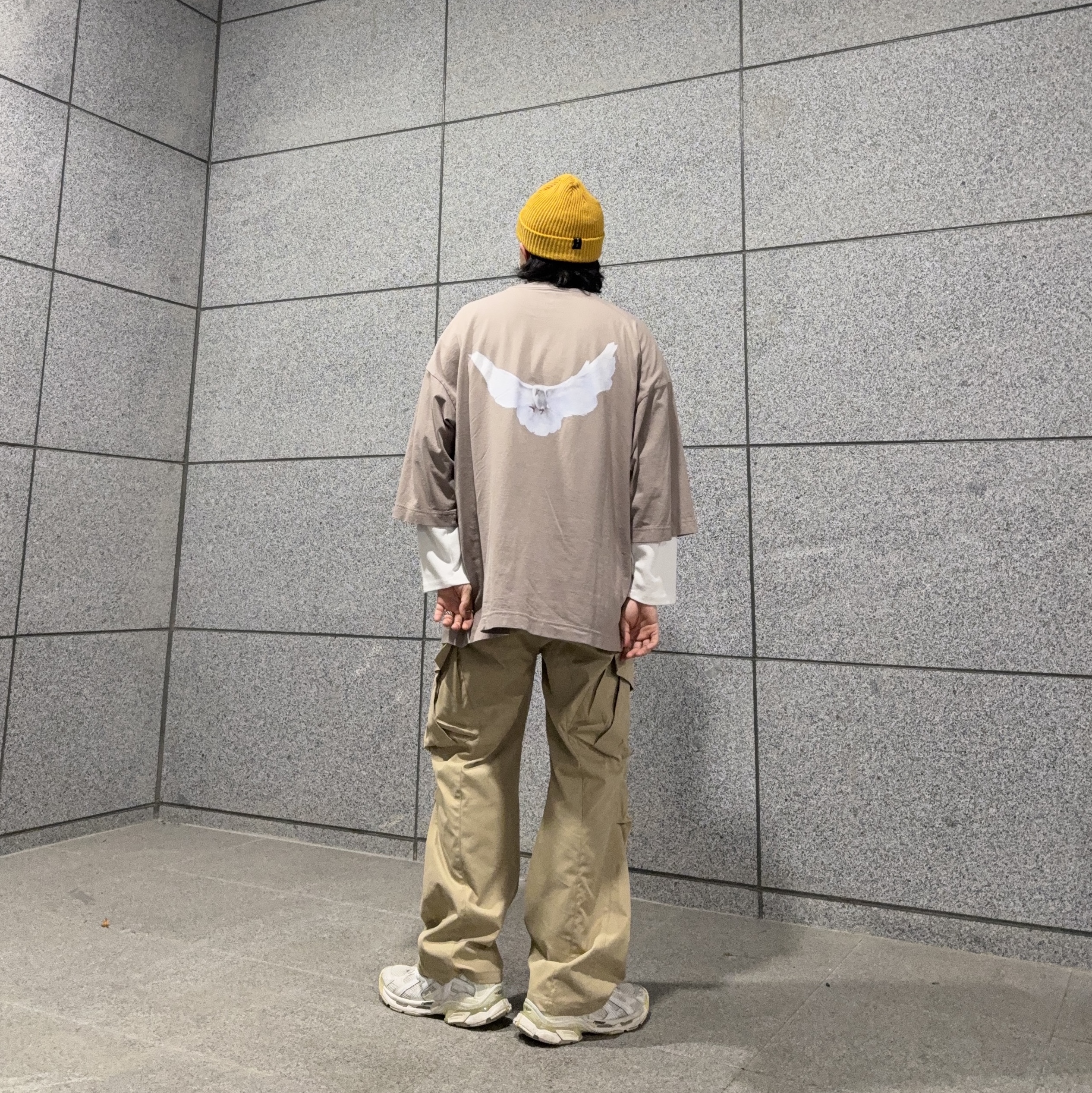 Yeezy Gap Engineered By Balenciaga Dove 3/4 Sleeve T-Shirt Beige, Surgery Clover Logo Beanie Ver.2 Mustard 착용 스타일 - 2