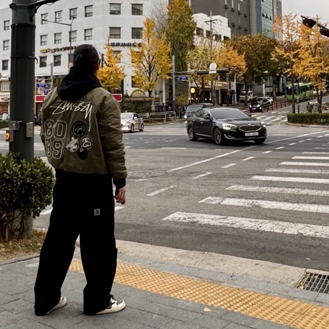 Jordan x Travis Scott Jumpman Jack TR Black and Dark Mocha, Nike x Stussy Reversible Jacket Black (FJ9154-010) 착용 스타일 - 2
