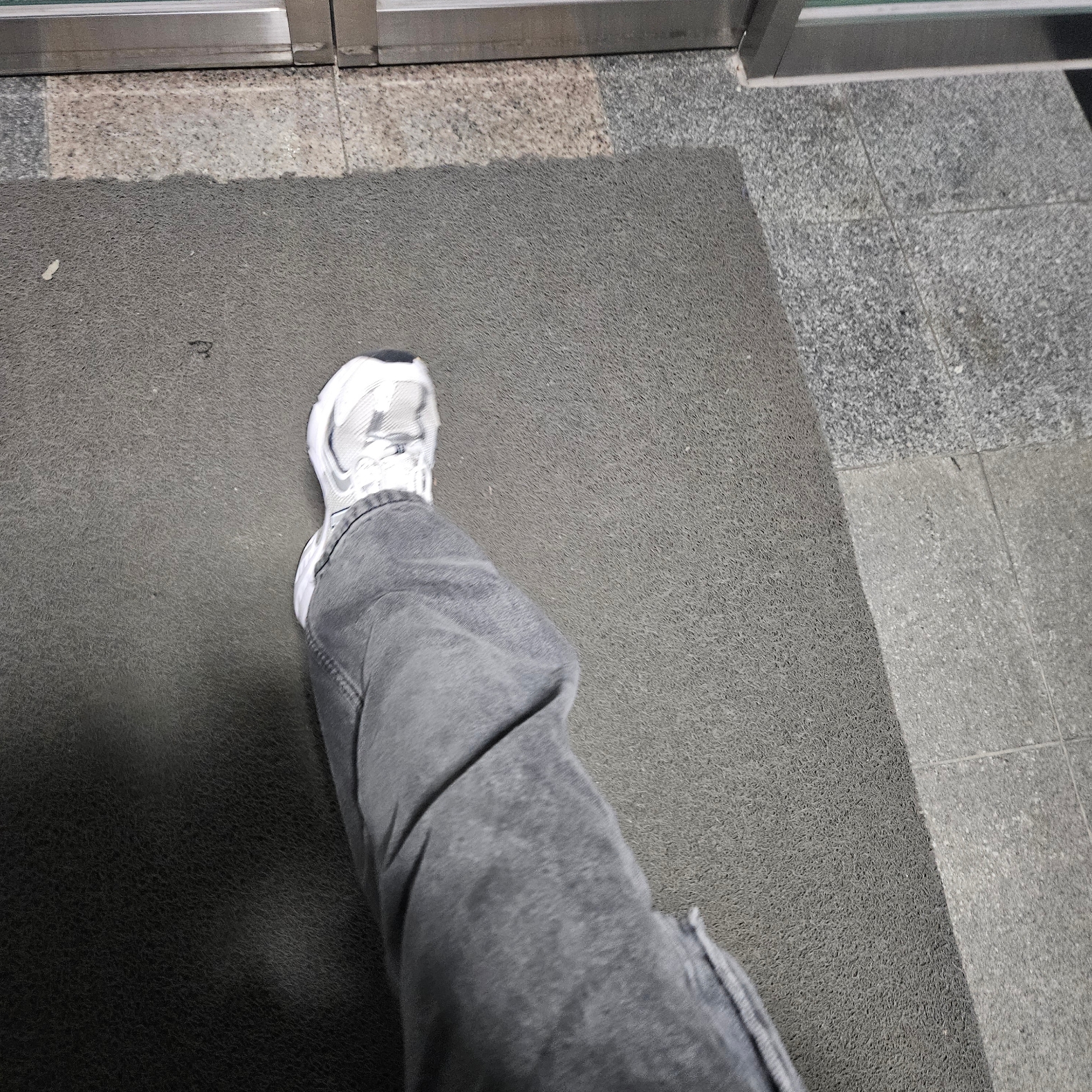 New Balance 530 White 착용 스타일