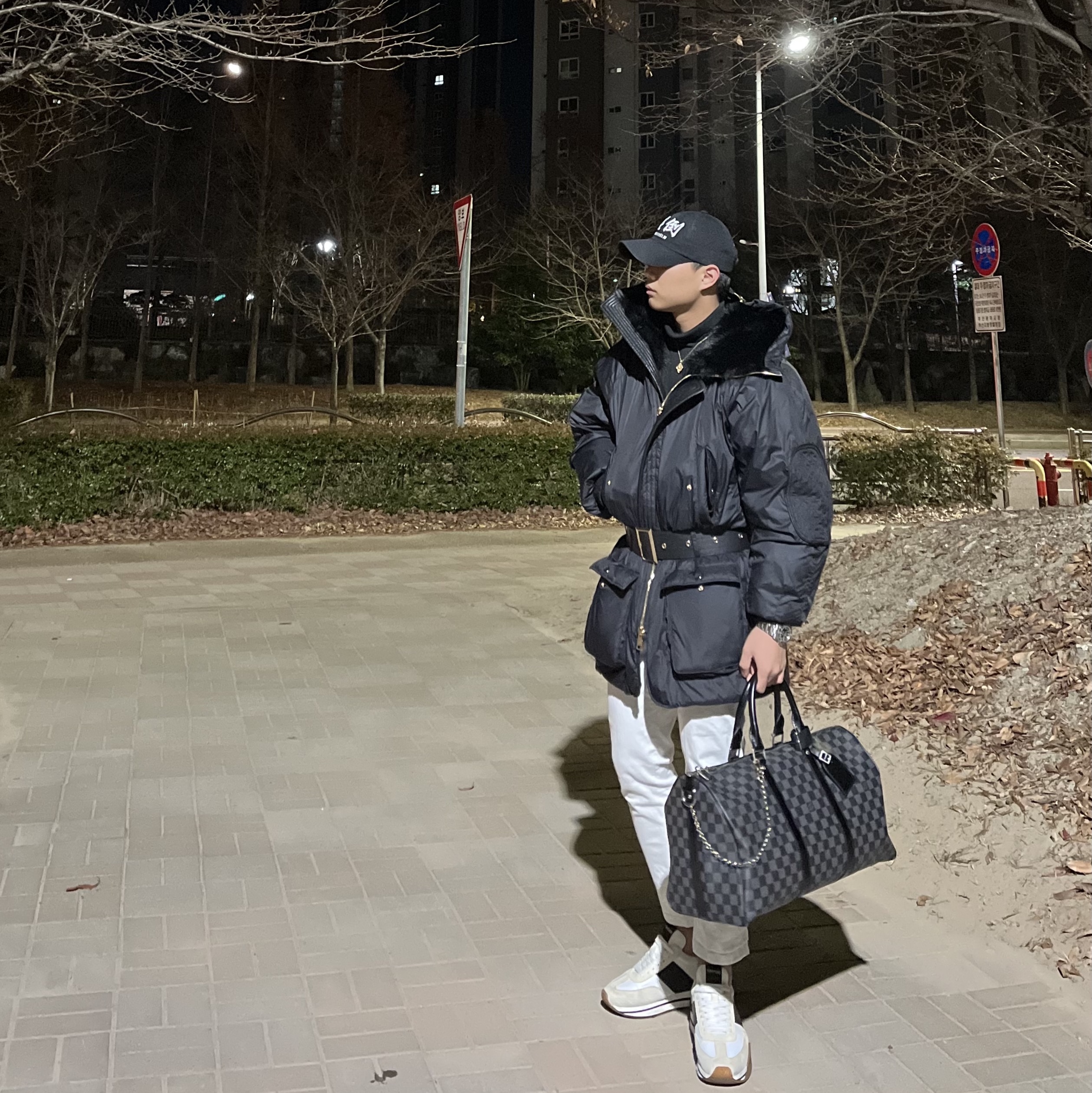 Louis Vuitton Keepall Bandouliere 45 Damier Graphite, Tom Ford Suede Eco-Friendly Material James Sneakers White Black Cream 착용 스타일