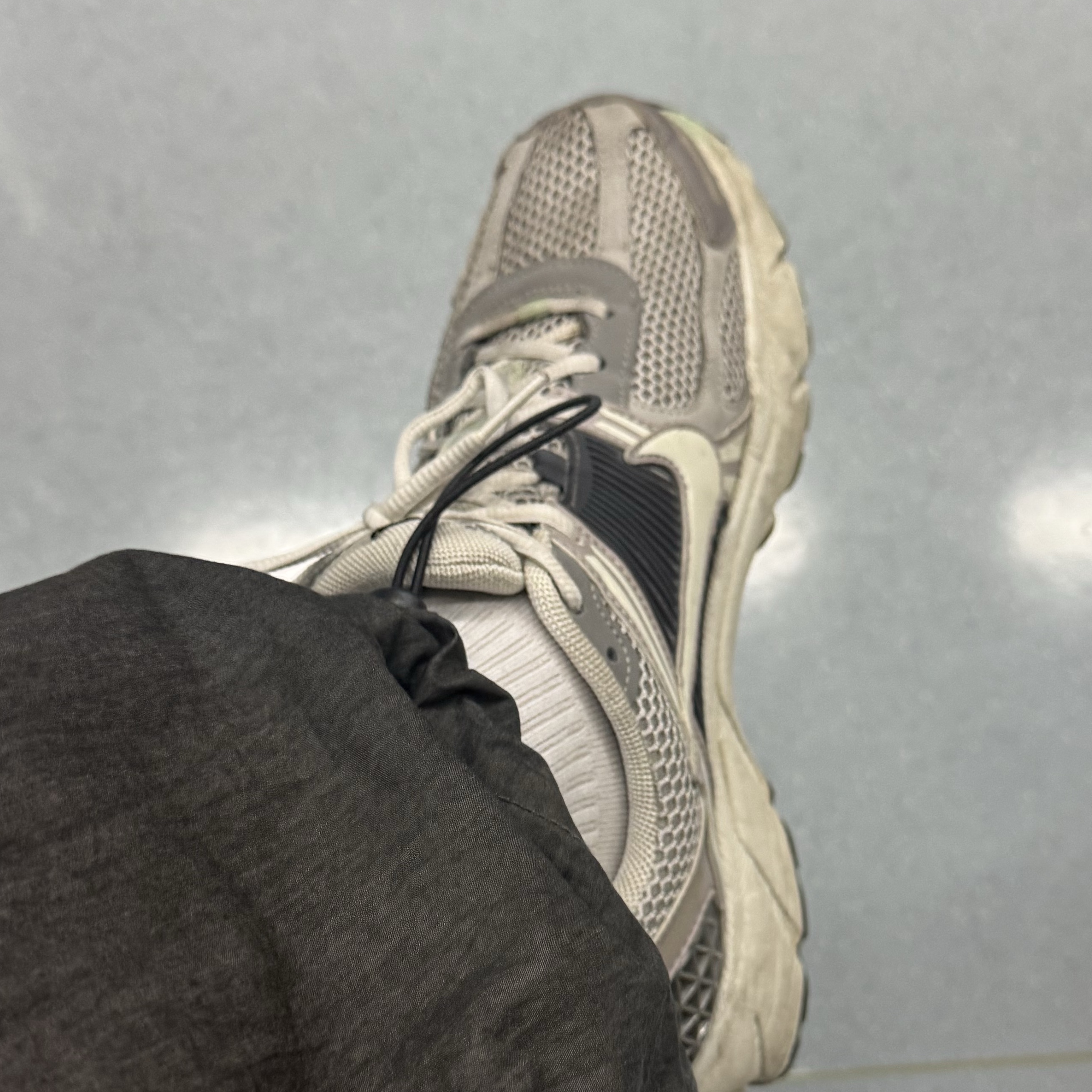 (W) Nike Zoom Vomero 5 Cobblestone and Flat Pewter 착용 스타일